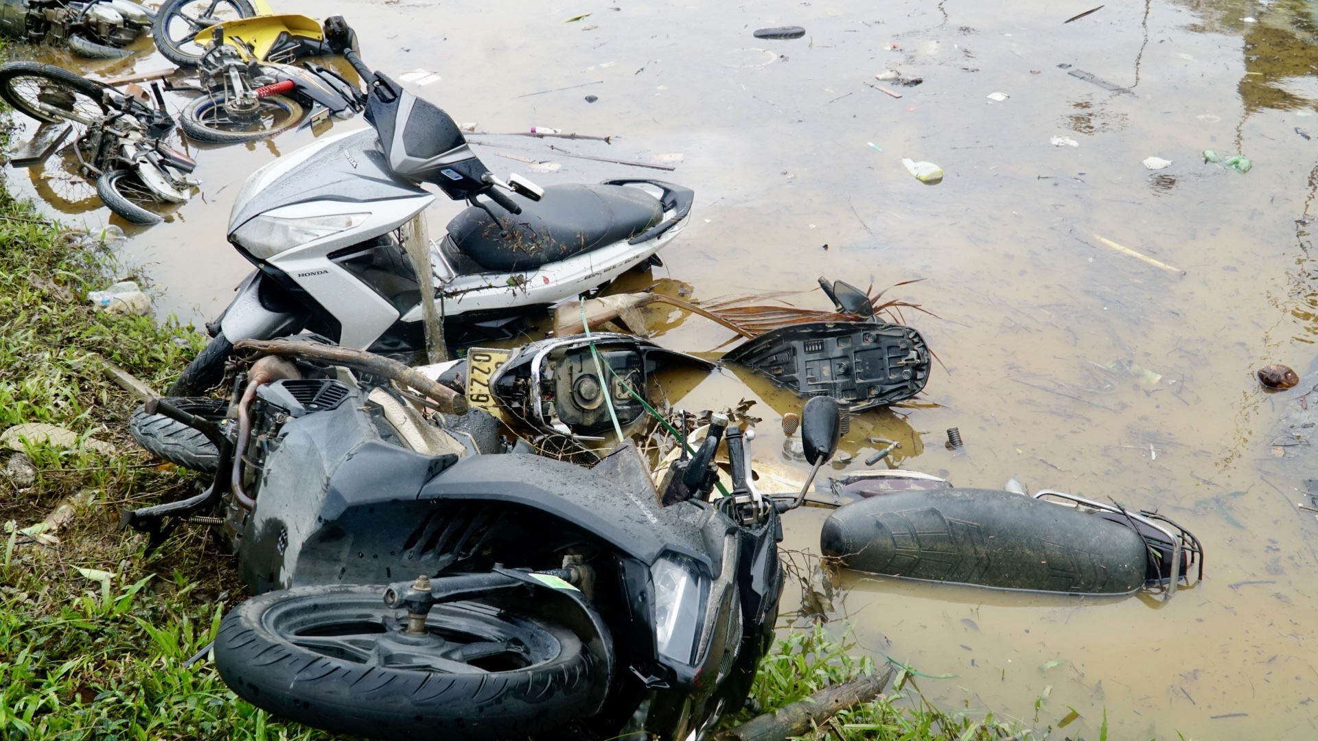 Ấm l&ograve;ng t&igrave;nh qu&acirc;n d&acirc;n sẻ chia với người d&acirc;n Gia Lai giữa m&ugrave;a lũ dữ- Ảnh 12.