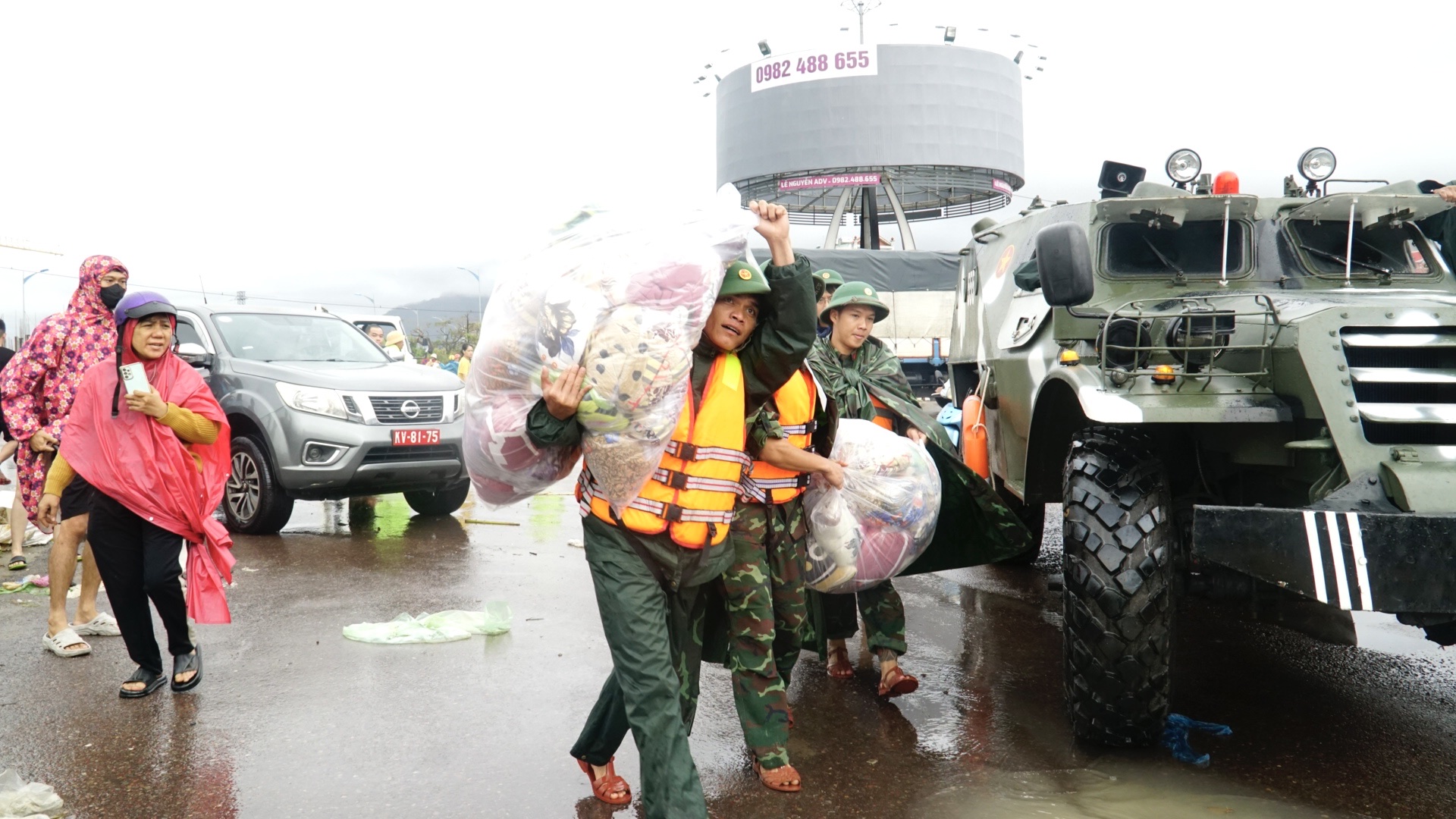 Ấm l&ograve;ng t&igrave;nh qu&acirc;n d&acirc;n sẻ chia với người d&acirc;n Gia Lai giữa m&ugrave;a lũ dữ- Ảnh 9.