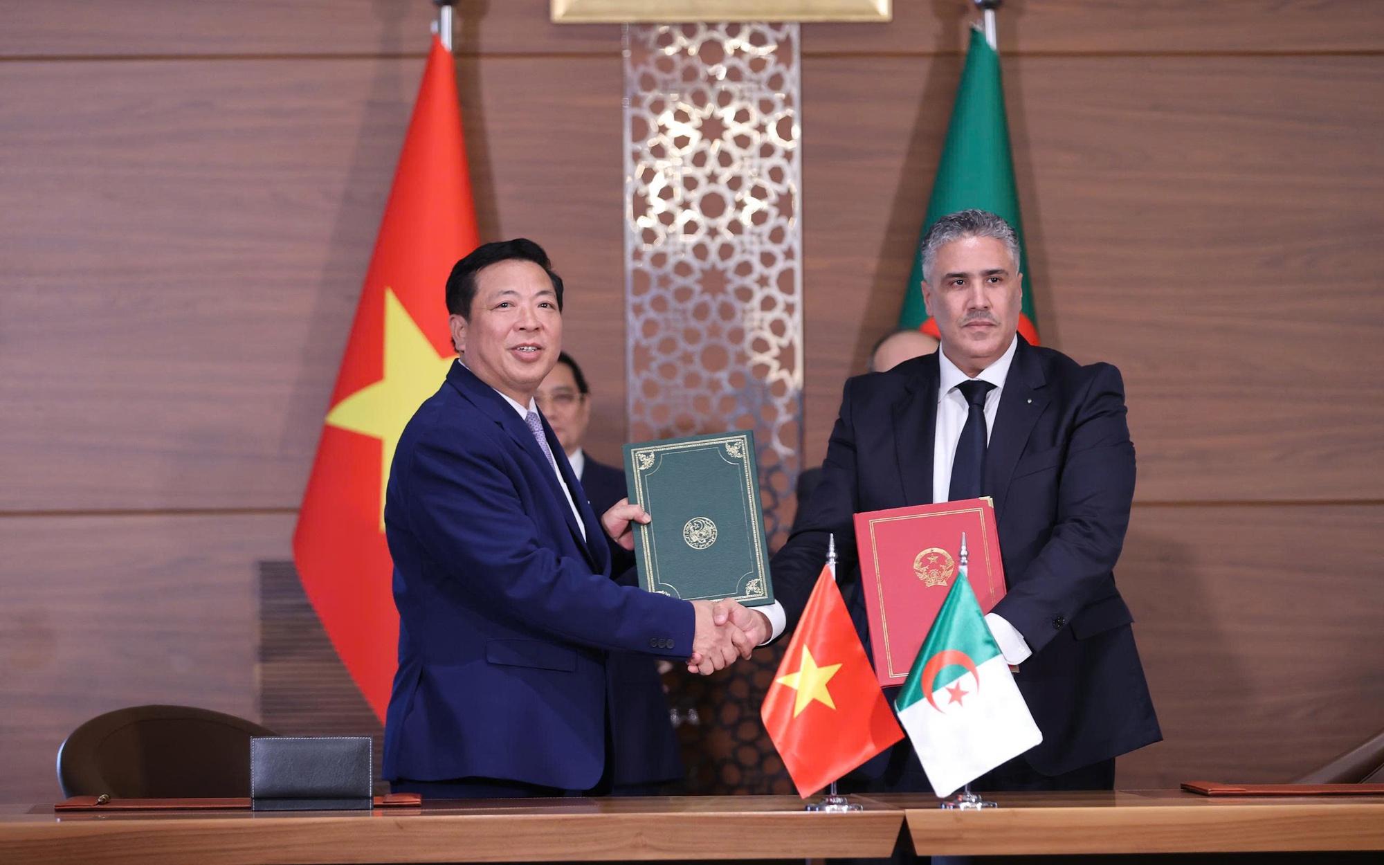 Bộ trưởng Trần Hồng Minh k&yacute; hai văn kiện quan trọng, th&uacute;c đẩy hợp t&aacute;c Việt Nam - Algeria