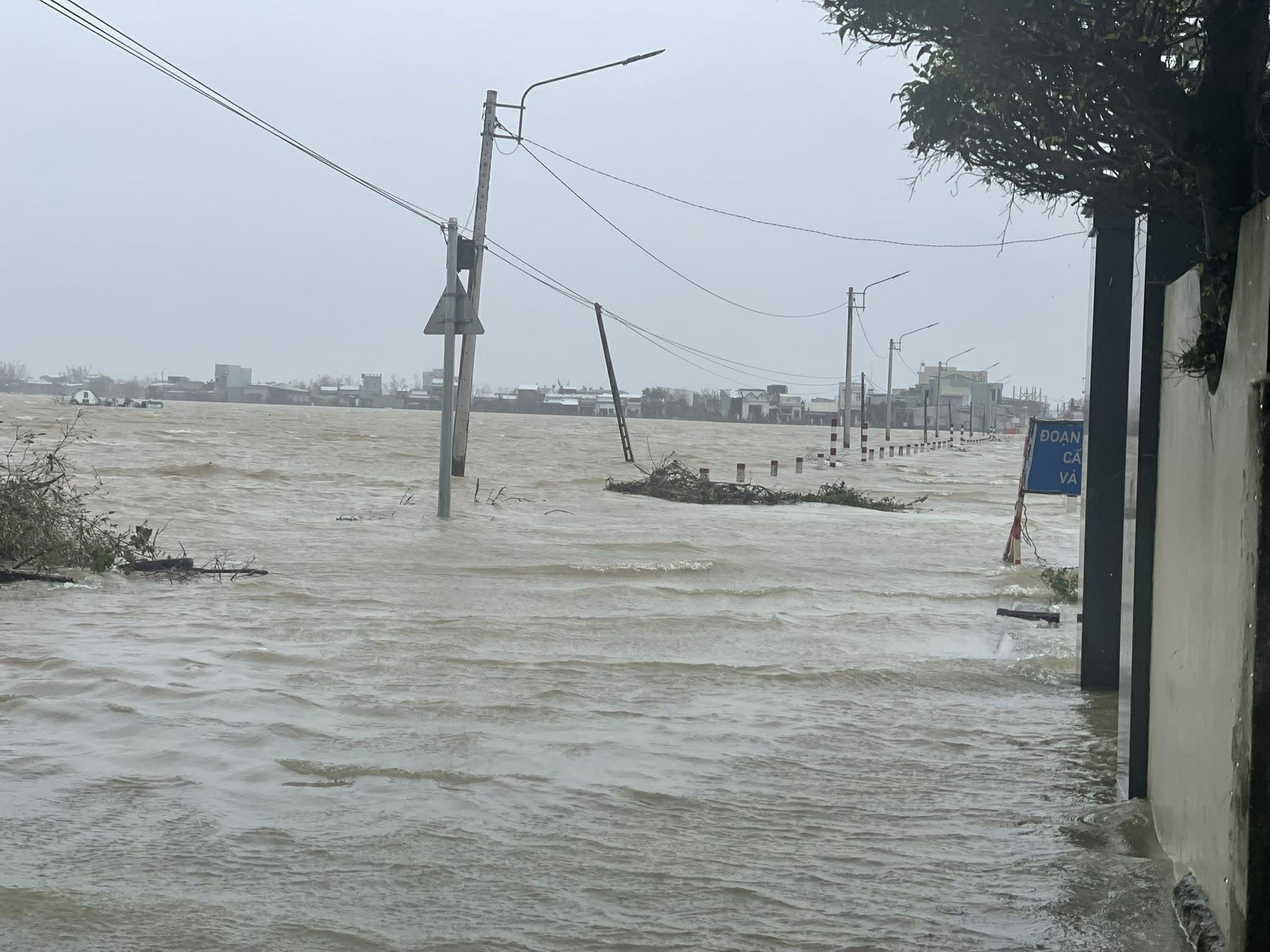 Mưa lũ tại miền Trung: Cứu hộ th&agrave;nh c&ocirc;ng hơn 40 c&ocirc;ng nh&acirc;n cao tốc bị c&ocirc; lập giữa lũ- Ảnh 23.