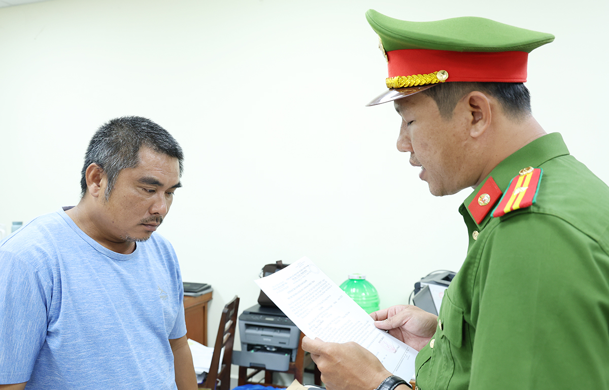 Bắt tạm giam hai đối tượng ở An Giang tham gia cướp hơn 54 tấn c&aacute; tra- Ảnh 1.