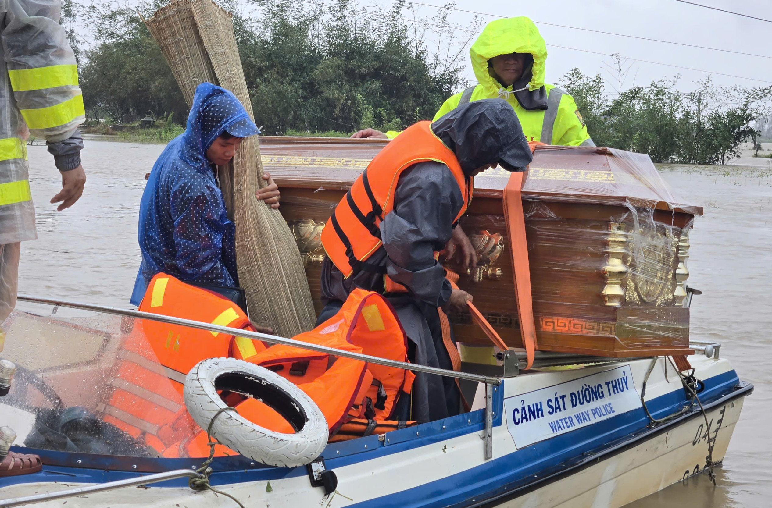CSGT Đắk Lắk vượt lũ chuyển quan t&agrave;i để lo hậu sự cho ch&aacute;u b&eacute;- Ảnh 2.
