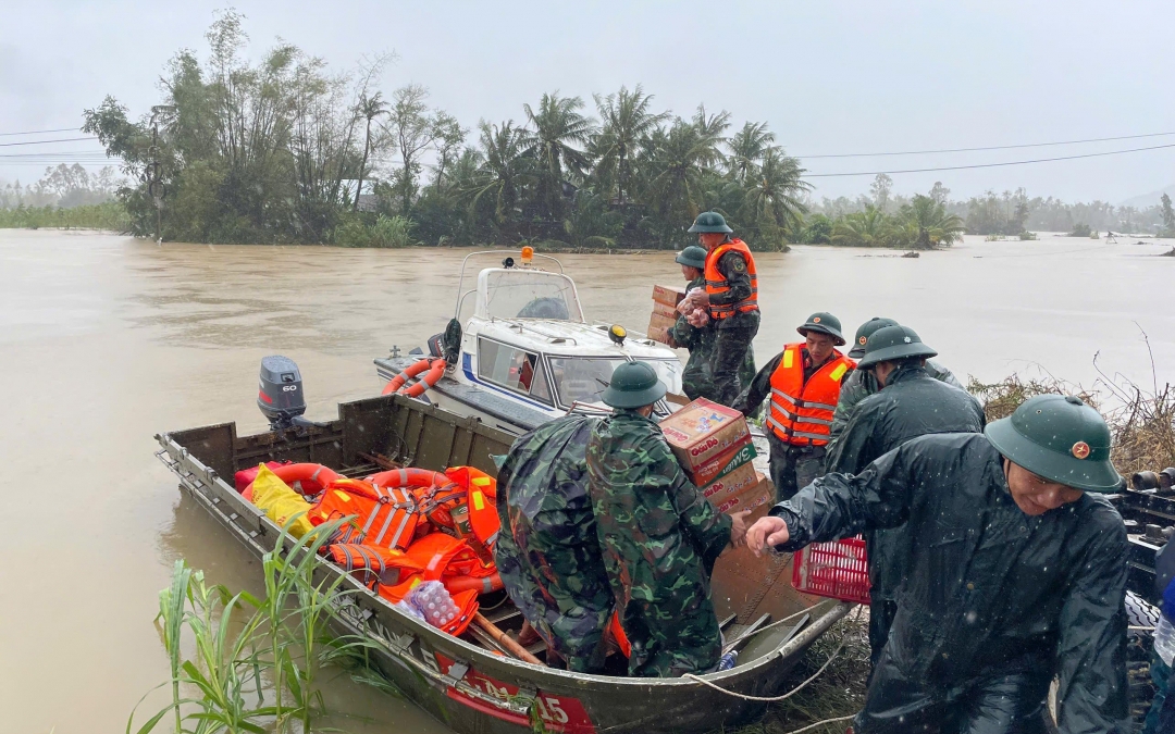 Khánh Hòa xác minh các đối tượng tung tin giả về “vỡ đập” trong mưa lũ- Ảnh 3. Hỗ trợ khẩn cấp 700 tỷ đồng cho 4 tỉnh khắc phục thiệt hại do mưa lũ