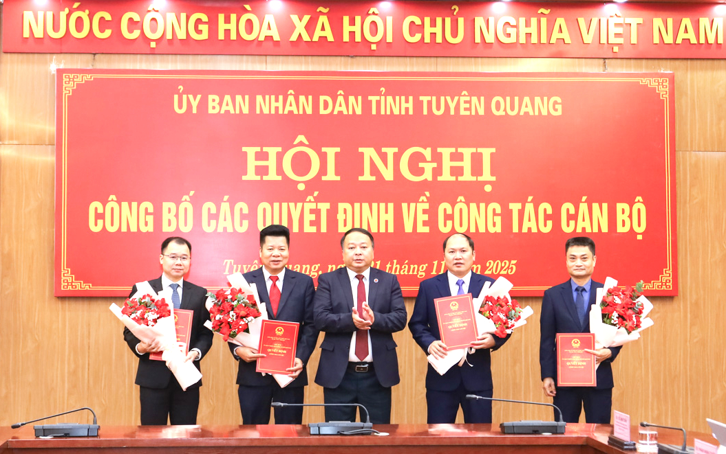 Tuy&ecirc;n Quang: C&ocirc;ng bố c&aacute;c quyết định về c&ocirc;ng t&aacute;c c&aacute;n bộ- Ảnh 1.
