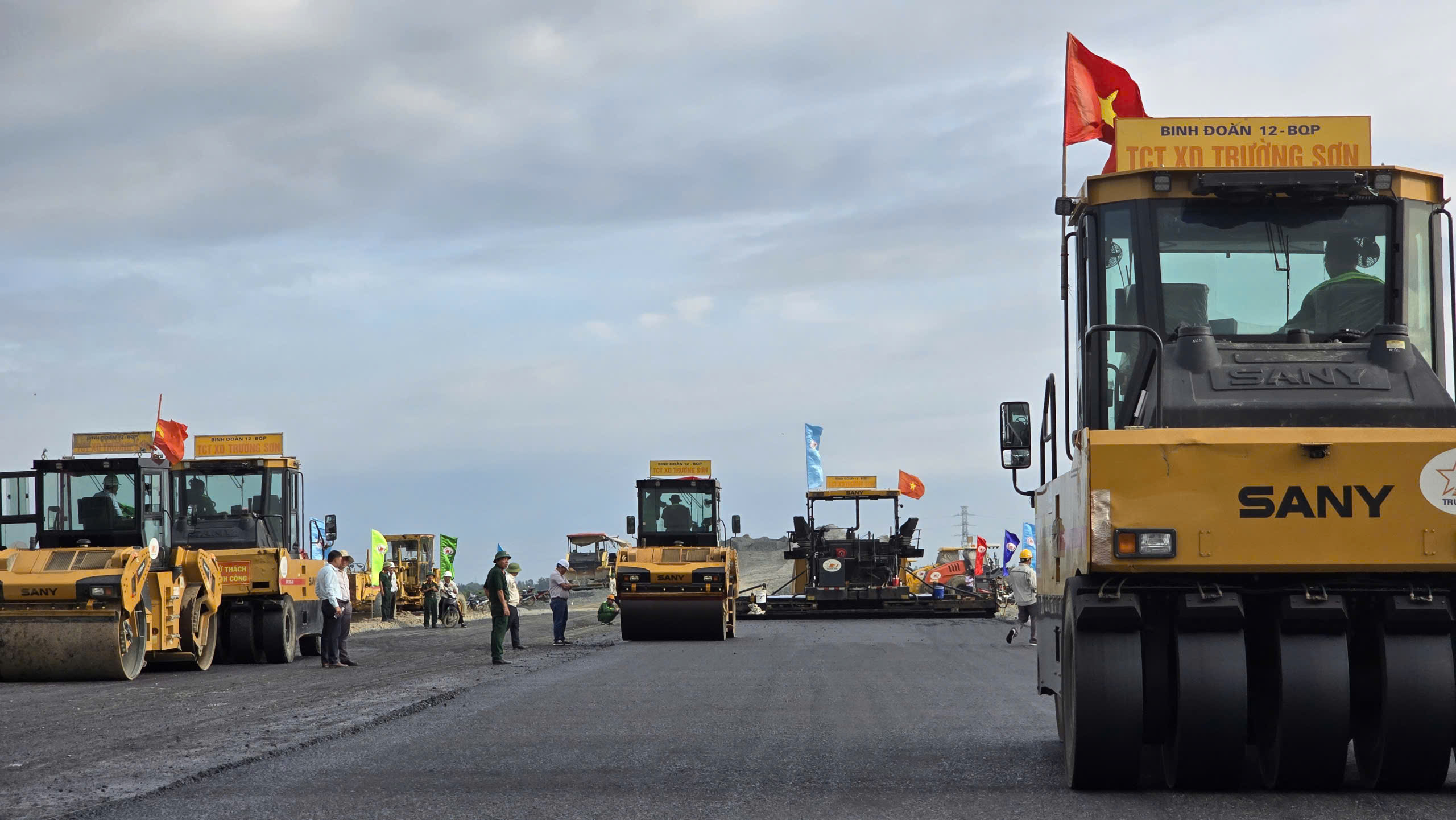 Thảm 400m nhựa đầu ti&ecirc;n tr&ecirc;n cao tốc Ch&acirc;u Đốc - Cần Thơ - S&oacute;c Trăng- Ảnh 3.