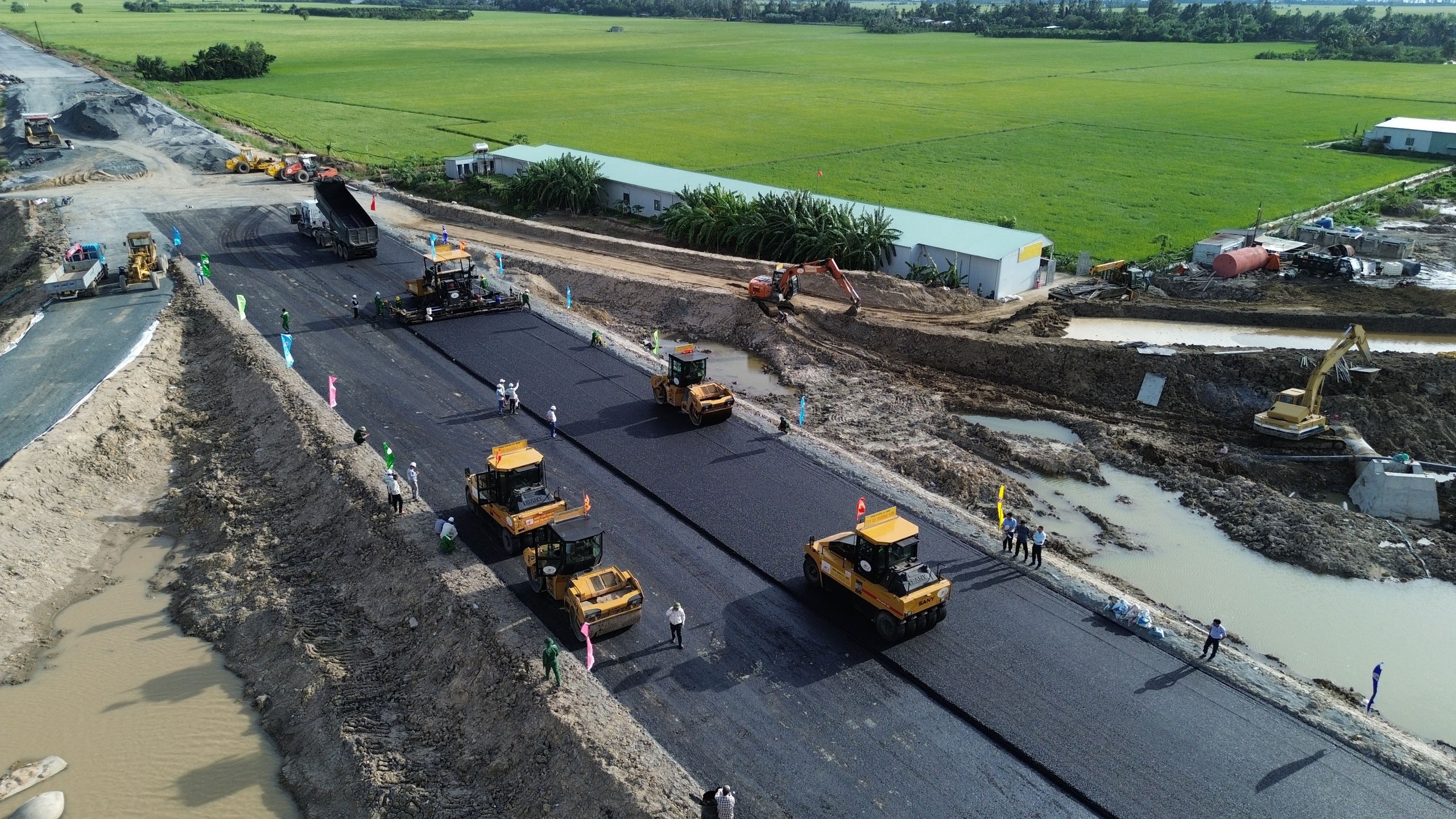 Thảm 400m nhựa đầu ti&ecirc;n tr&ecirc;n cao tốc Ch&acirc;u Đốc - Cần Thơ - S&oacute;c Trăng- Ảnh 1.