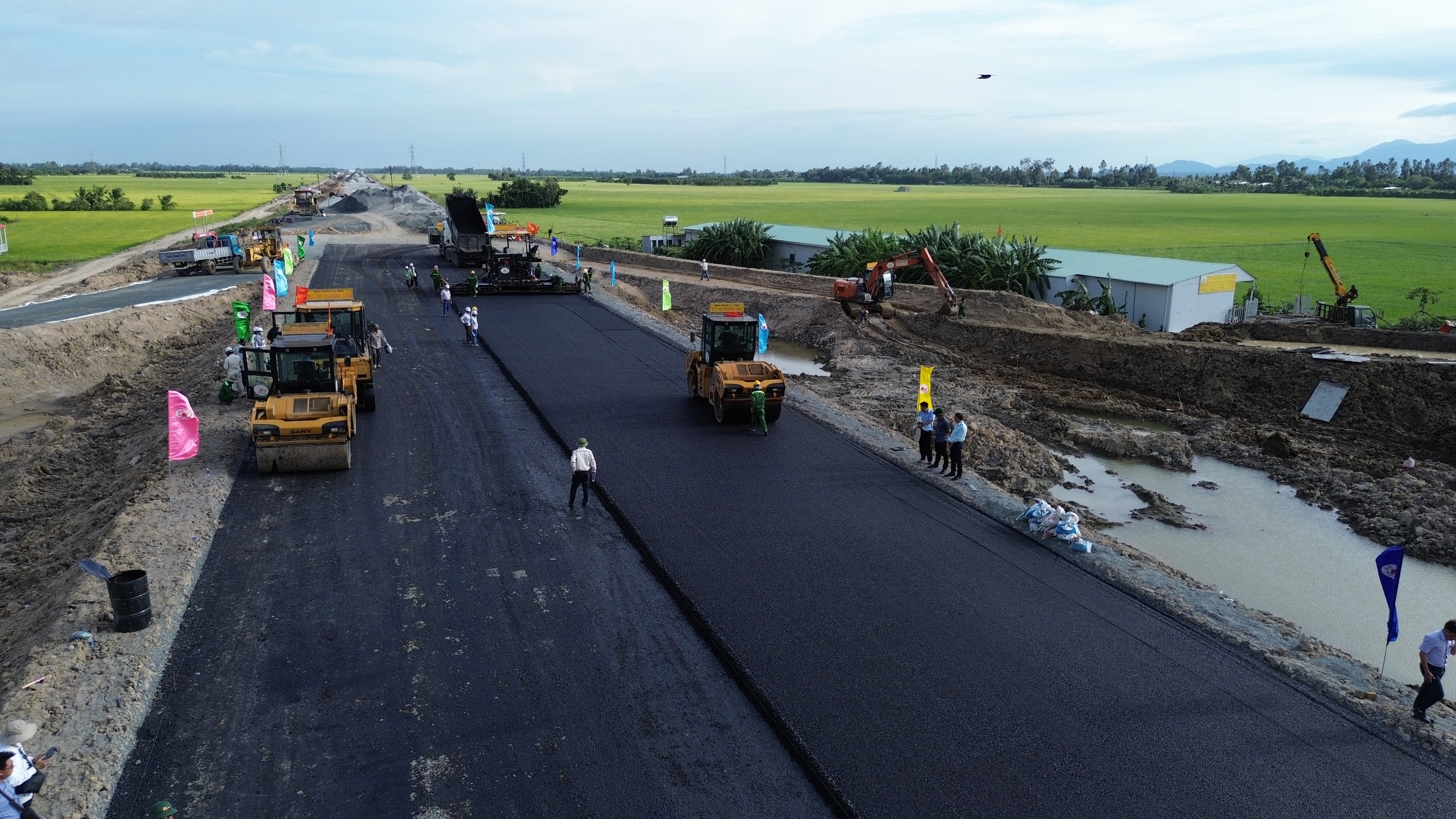 Thảm 400m nhựa đầu ti&ecirc;n tr&ecirc;n cao tốc Ch&acirc;u Đốc - Cần Thơ - S&oacute;c Trăng- Ảnh 8.