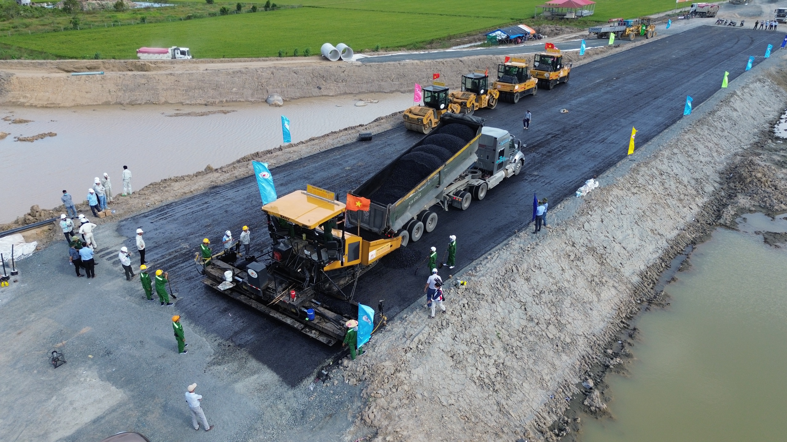 Thảm 400m nhựa đầu ti&ecirc;n tr&ecirc;n cao tốc Ch&acirc;u Đốc - Cần Thơ - S&oacute;c Trăng- Ảnh 5.