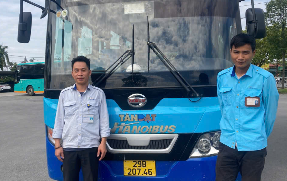 H&agrave;nh động ấm l&ograve;ng tr&ecirc;n xe bu&yacute;t: Nh&acirc;n vi&ecirc;n Transerco quay đầu xe cứu người- Ảnh 1.