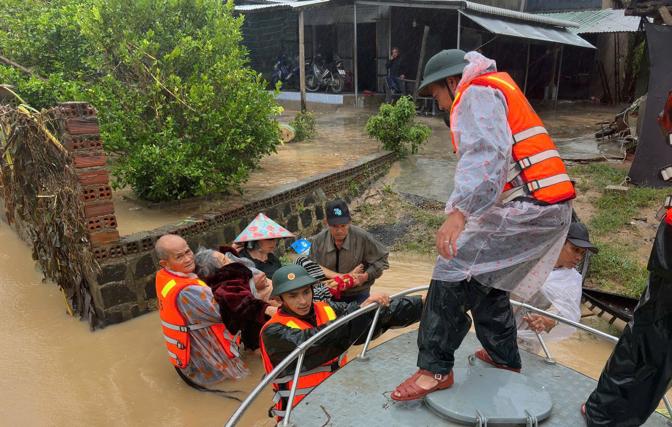 Mưa lũ tại miền Trung: Cứu hộ th&agrave;nh c&ocirc;ng hơn 40 c&ocirc;ng nh&acirc;n cao tốc bị c&ocirc; lập giữa lũ- Ảnh 14.