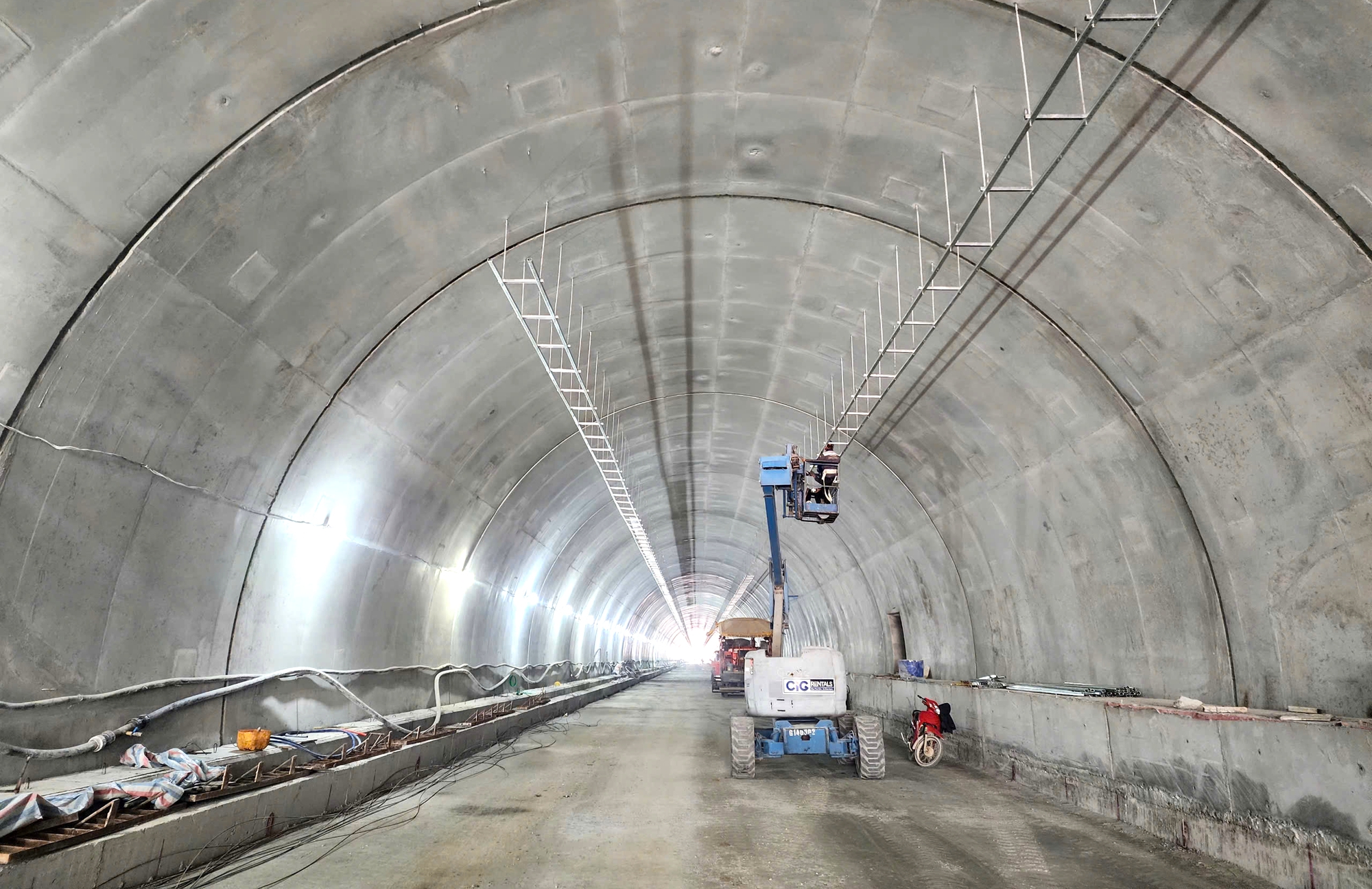 Nh&agrave; thầu thi c&ocirc;ng hầm Đ&egrave;o Ngang nỗ lực vượt thời tiết, b&ugrave; tiến độ từng ng&agrave;y- Ảnh 1.