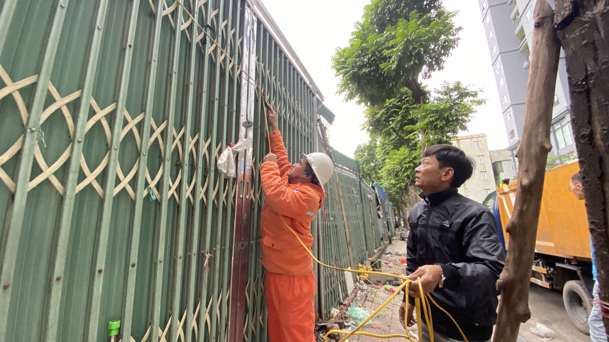 H&agrave; Nội: Phường Vĩnh Tuy ra qu&acirc;n dẹp chợ tạm, chợ c&oacute;c- Ảnh 9.