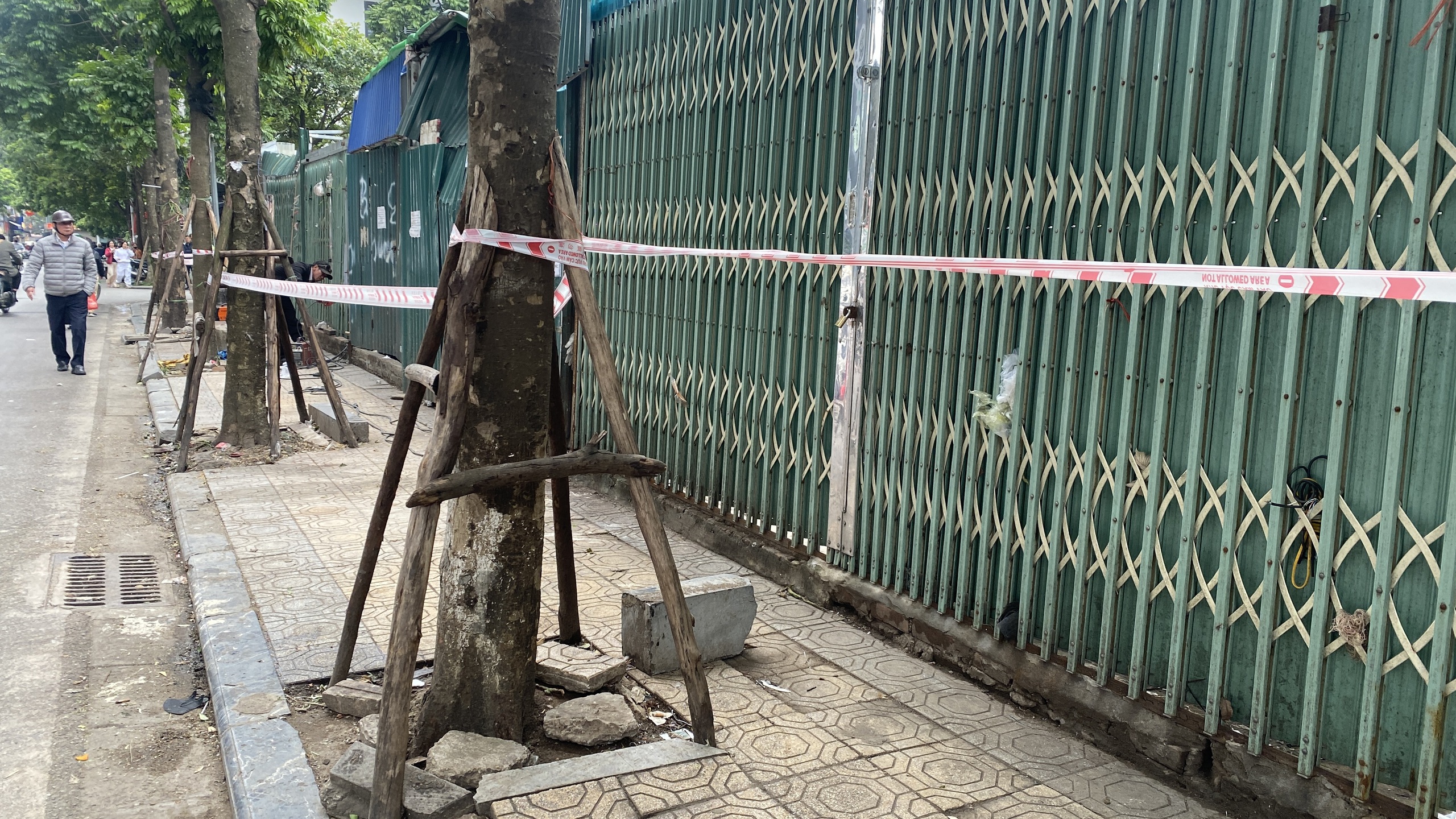 H&agrave; Nội: Phường Vĩnh Tuy ra qu&acirc;n dẹp chợ tạm, chợ c&oacute;c- Ảnh 15.