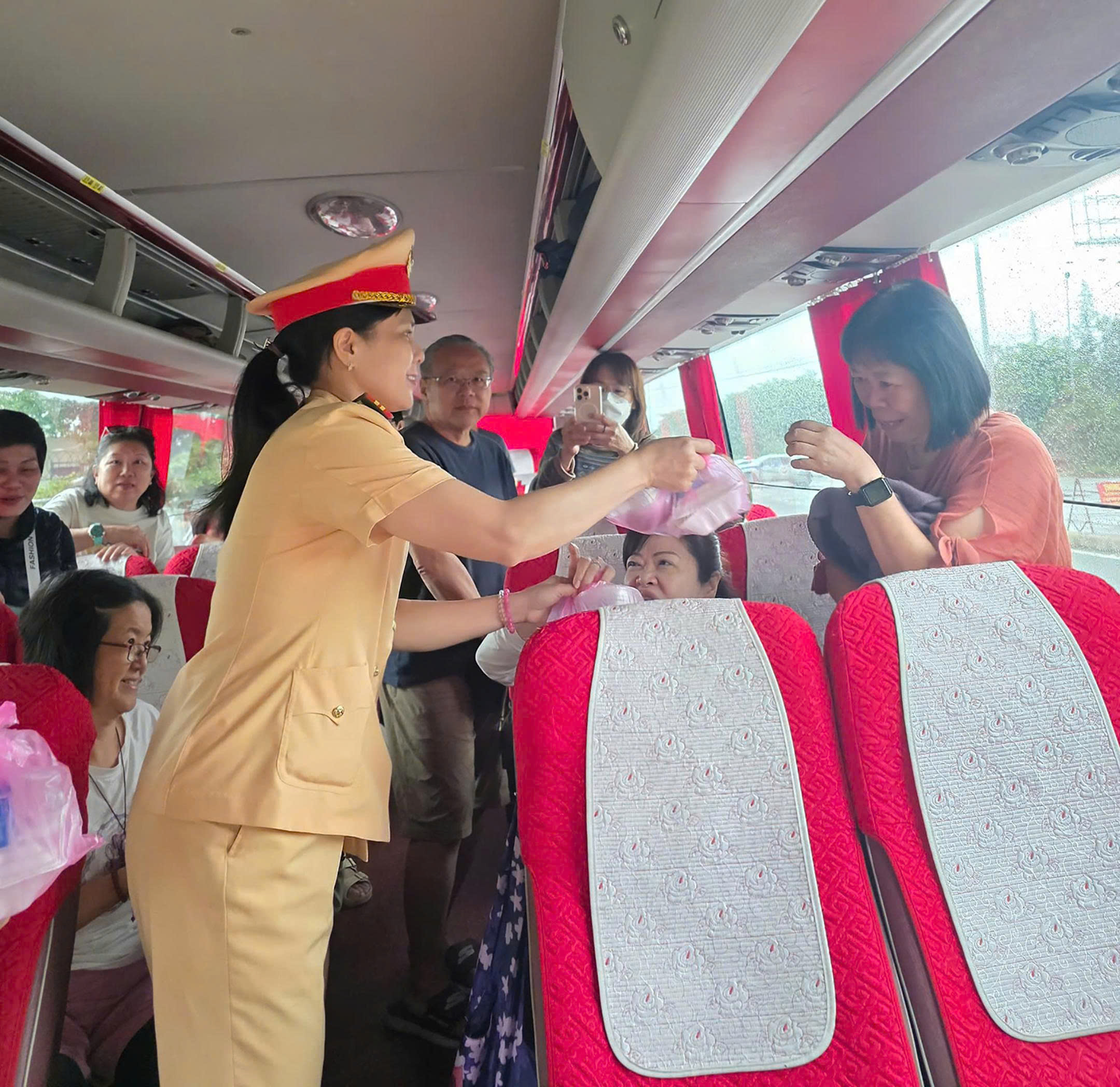 Mưa lũ tại miền Trung: Cứu hộ th&agrave;nh c&ocirc;ng hơn 40 c&ocirc;ng nh&acirc;n cao tốc bị c&ocirc; lập giữa lũ- Ảnh 6.