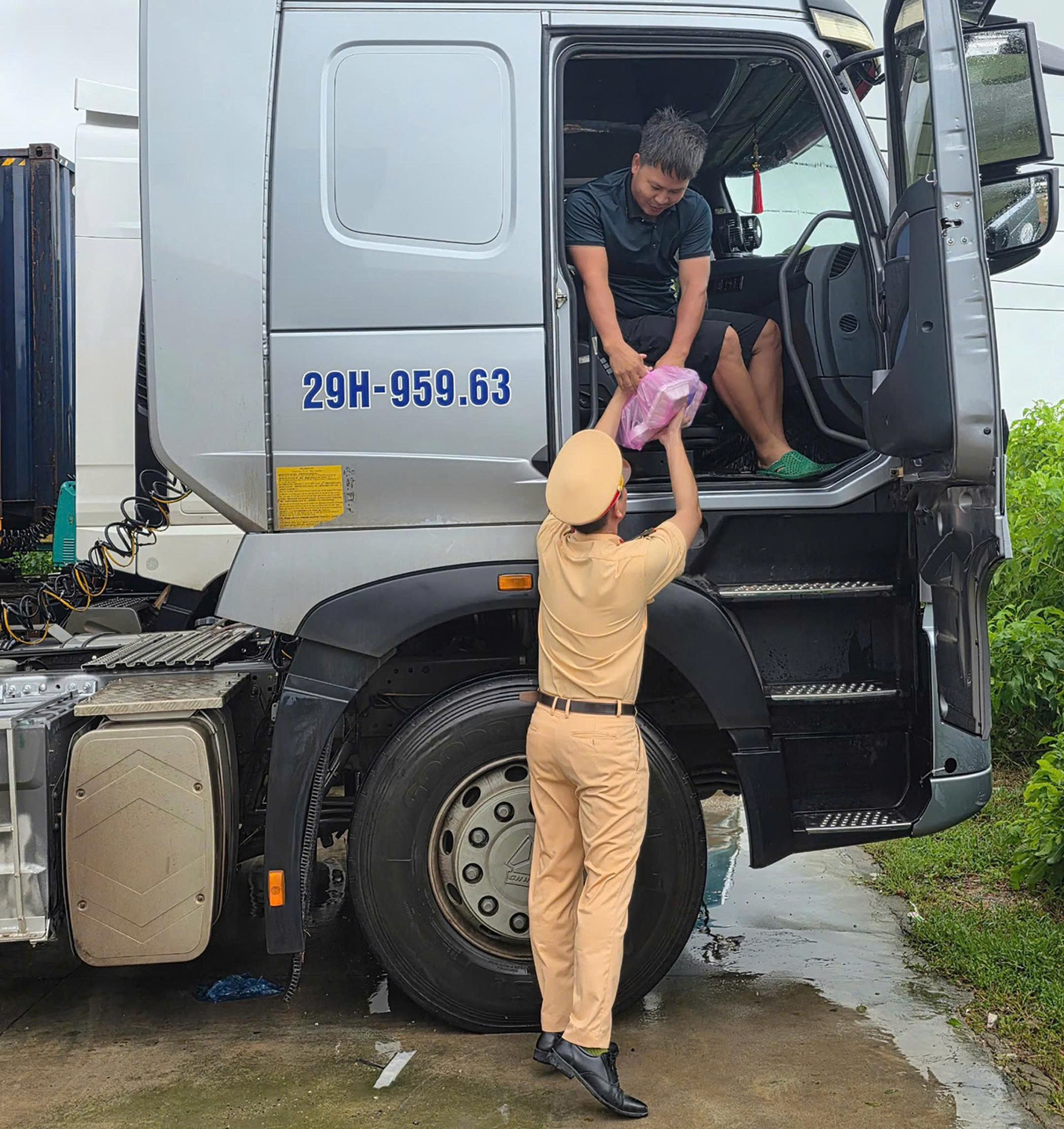 Mưa lũ tại miền Trung: Cứu hộ th&agrave;nh c&ocirc;ng hơn 40 c&ocirc;ng nh&acirc;n cao tốc bị c&ocirc; lập giữa lũ- Ảnh 7.