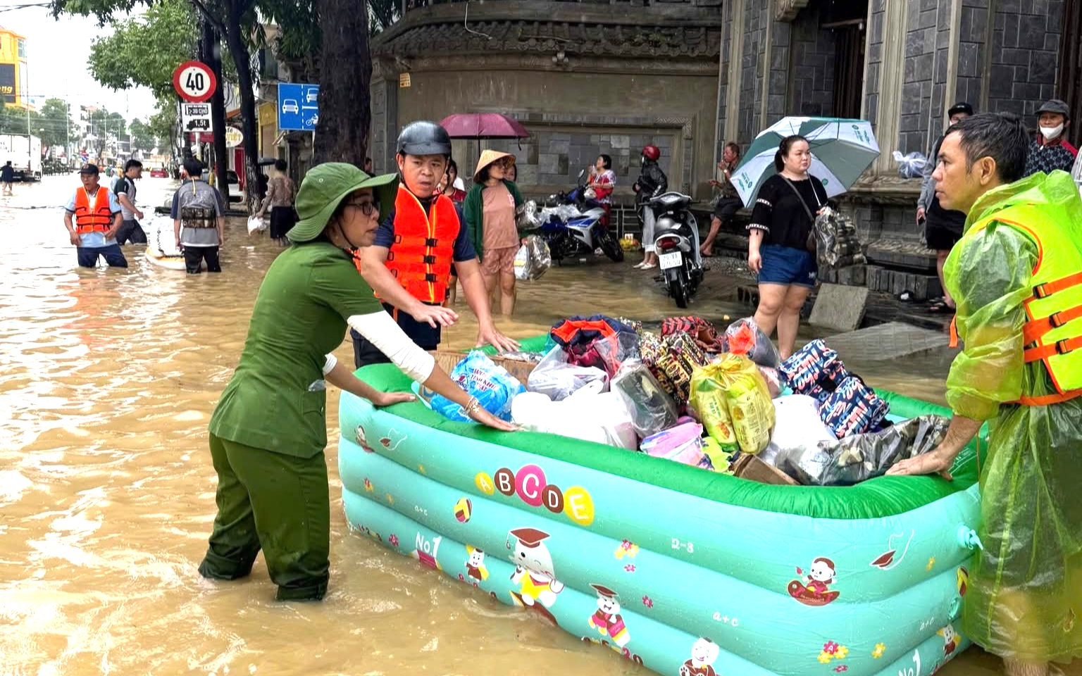 Kh&aacute;nh H&ograve;a: Cảnh s&aacute;t PCCC&CNCH l&agrave;m n&ograve;ng cốt cứu hộ, tiếp nhận nhu yếu phẩm hỗ trợ v&ugrave;ng lũ