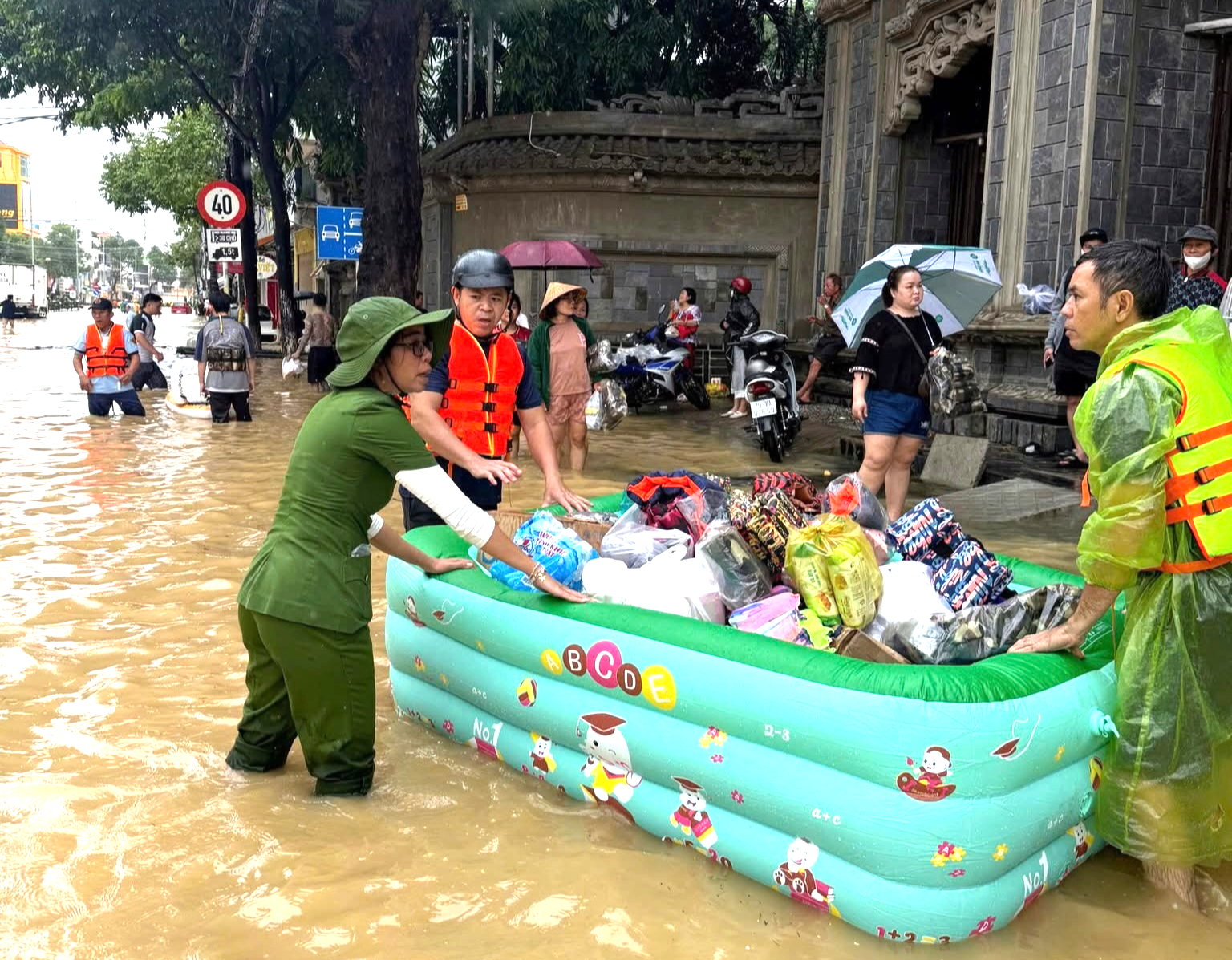 Kh&aacute;nh H&ograve;a: Cảnh s&aacute;t PCCC&CNCH l&agrave;m n&ograve;ng cốt cứu hộ, tiếp nhận nhu yếu phẩm hỗ trợ v&ugrave;ng lũ- Ảnh 3.