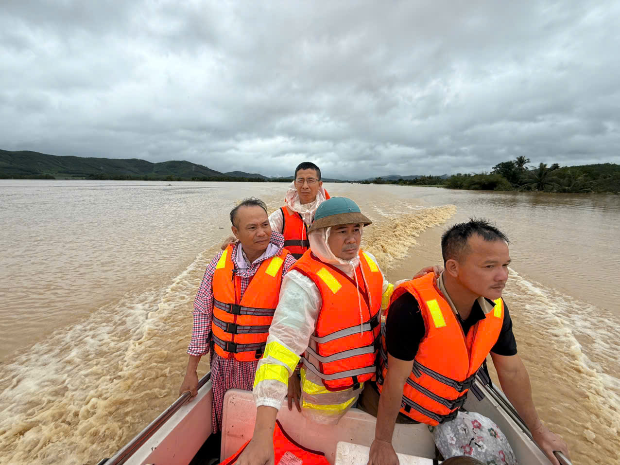 Mưa lũ tại miền Trung: Cứu hộ th&agrave;nh c&ocirc;ng hơn 40 c&ocirc;ng nh&acirc;n cao tốc bị c&ocirc; lập giữa lũ- Ảnh 21.