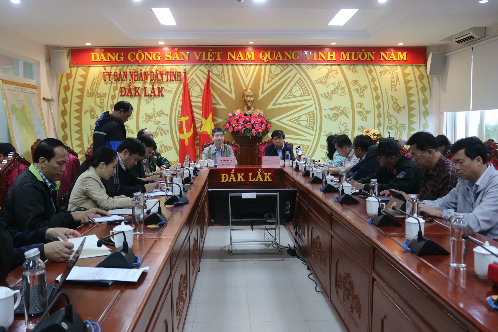 Mưa lũ tại miền Trung: Cứu hộ th&agrave;nh c&ocirc;ng hơn 40 c&ocirc;ng nh&acirc;n cao tốc bị c&ocirc; lập giữa lũ- Ảnh 10.