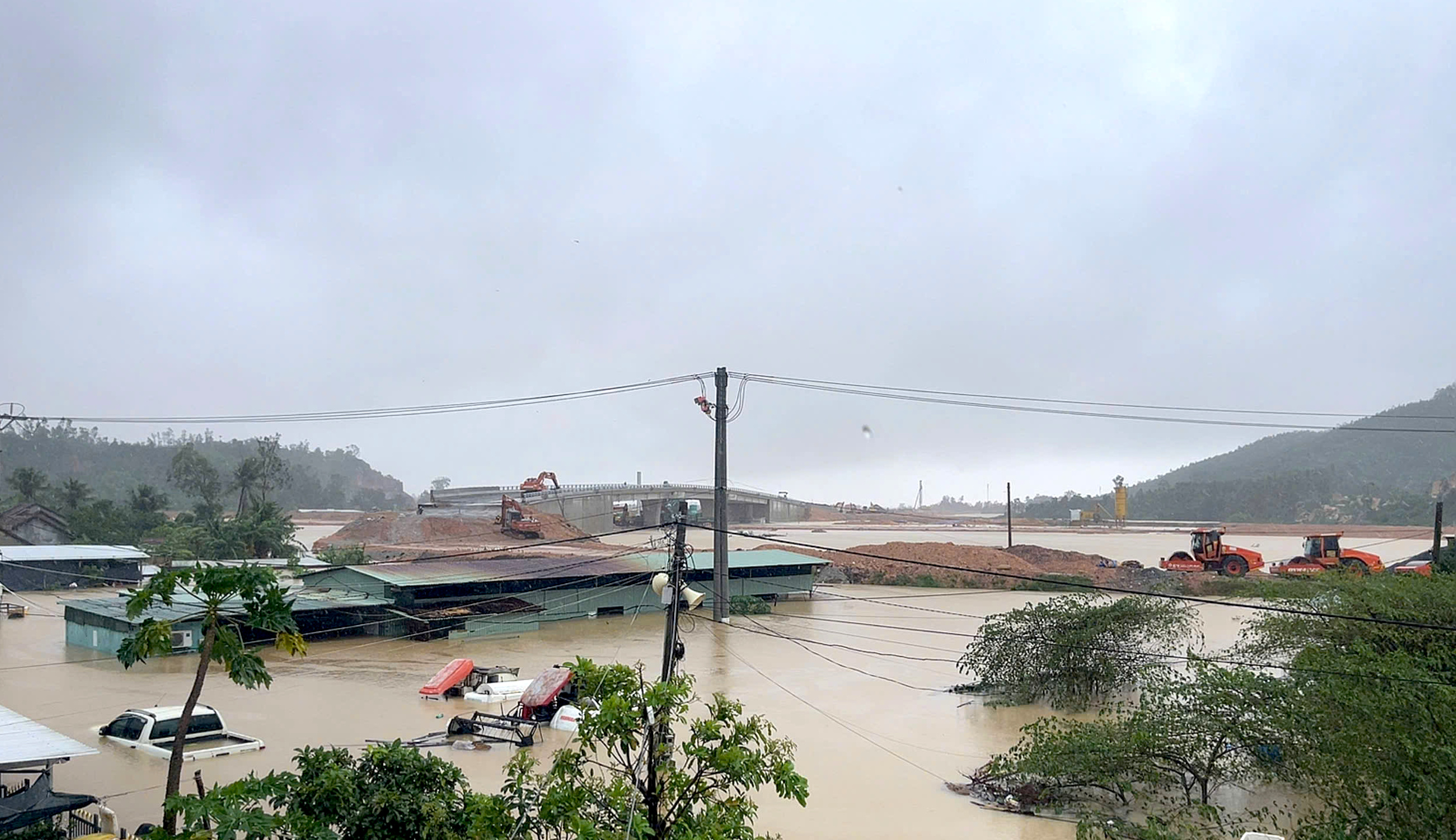 40 c&ocirc;ng nh&acirc;n cao tốc bị c&ocirc; lập giữa lũ dữ: Nước l&ecirc;n qu&aacute; nhanh, chia nhau từng g&oacute;i m&igrave; t&ocirc;m- Ảnh 1.