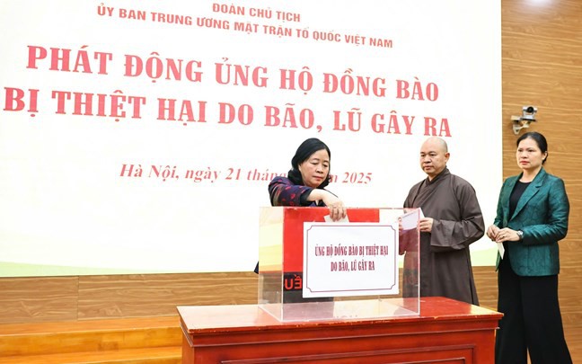 TP.HCM: Các nhà ga metro trở thành điểm tiếp nhận hàng hóa cứu trợ đồng bào miền Trung- Ảnh 7. Hơn 112 tỷ đồng ủng hộ đồng bào miền Trung, Tây Nguyên ngay sau phát động của MTTQ