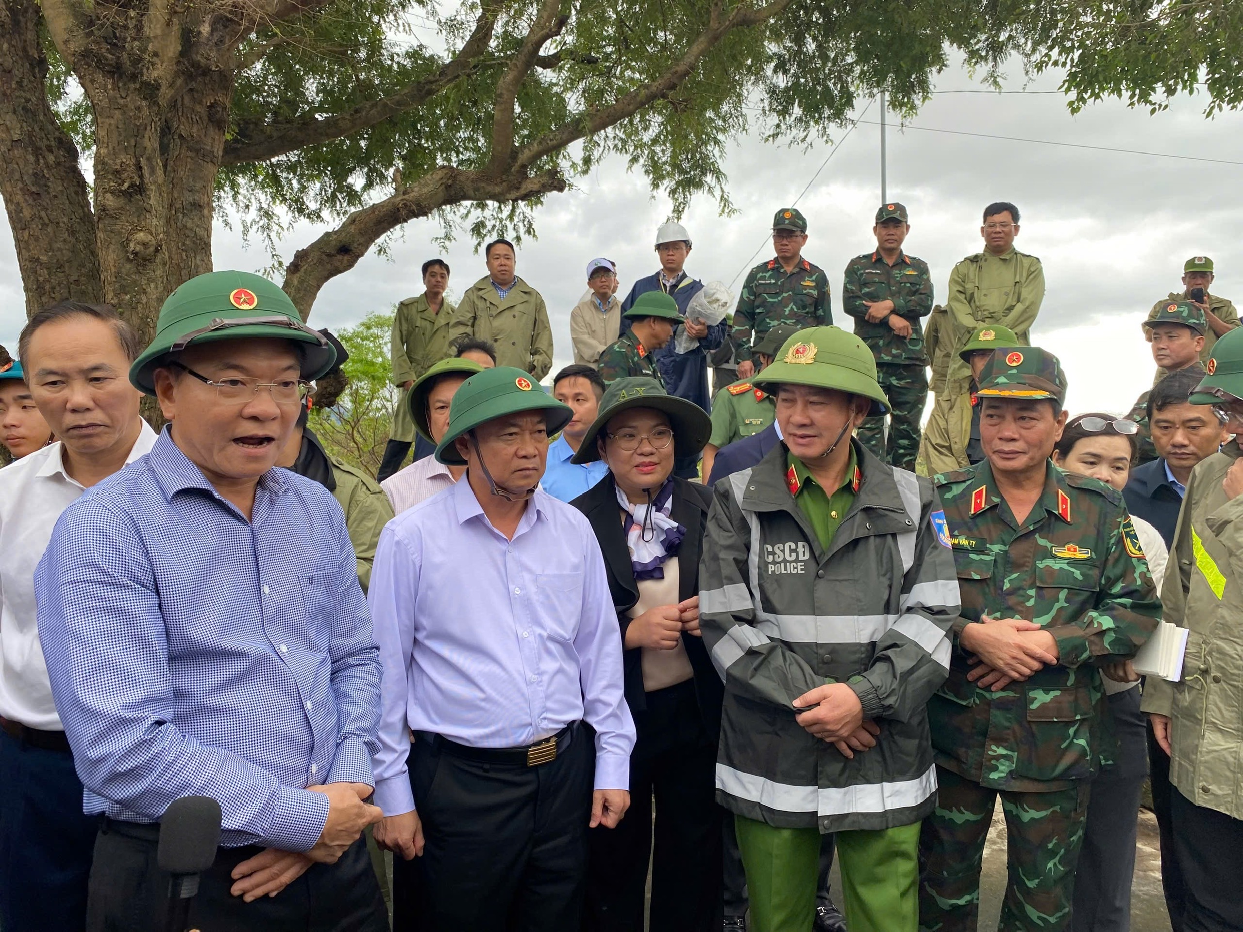 Ph&oacute; Thủ tướng L&ecirc; Th&agrave;nh Long thăm, tặng qu&agrave; người d&acirc;n v&ugrave;ng lũ Gia Lai- Ảnh 7.