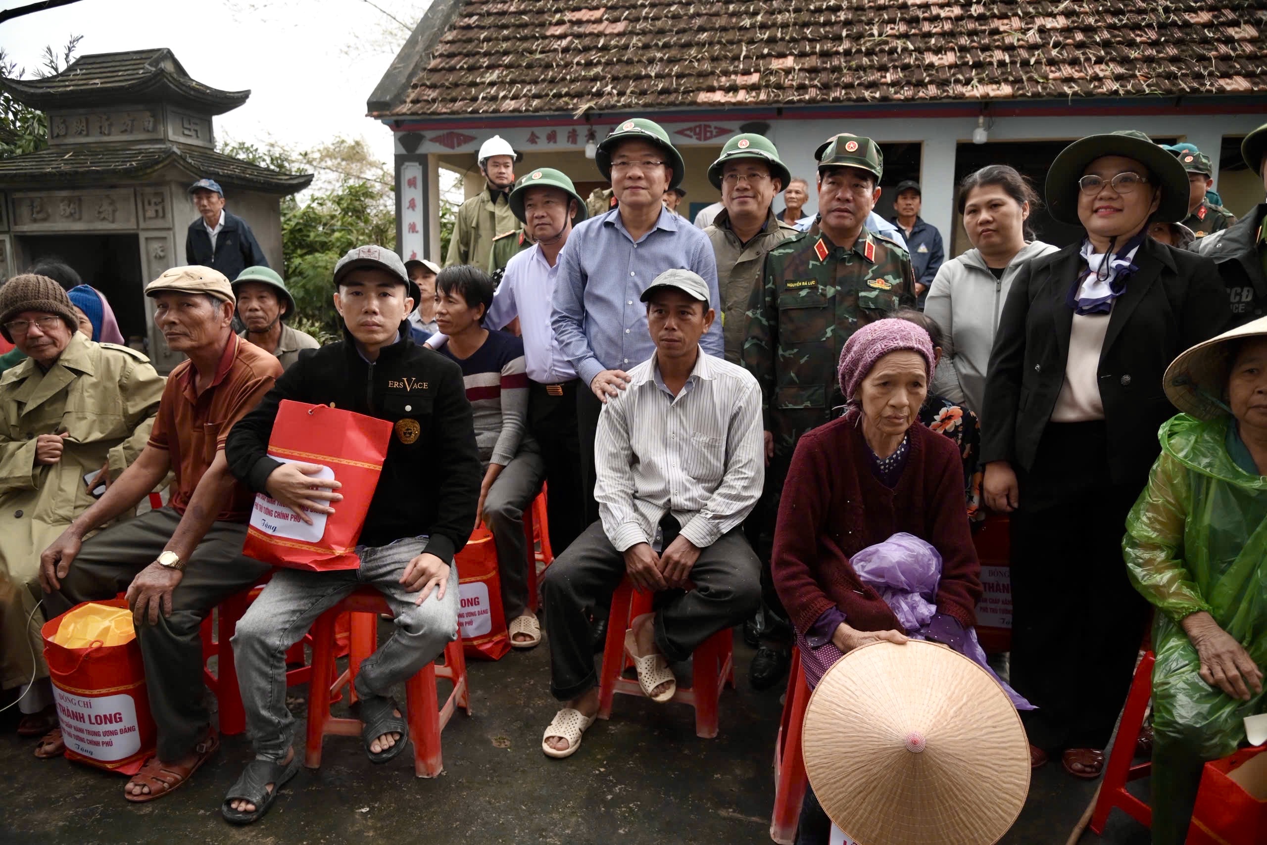 Ph&oacute; Thủ tướng L&ecirc; Th&agrave;nh Long thăm, tặng qu&agrave; người d&acirc;n v&ugrave;ng lũ Gia Lai- Ảnh 9.