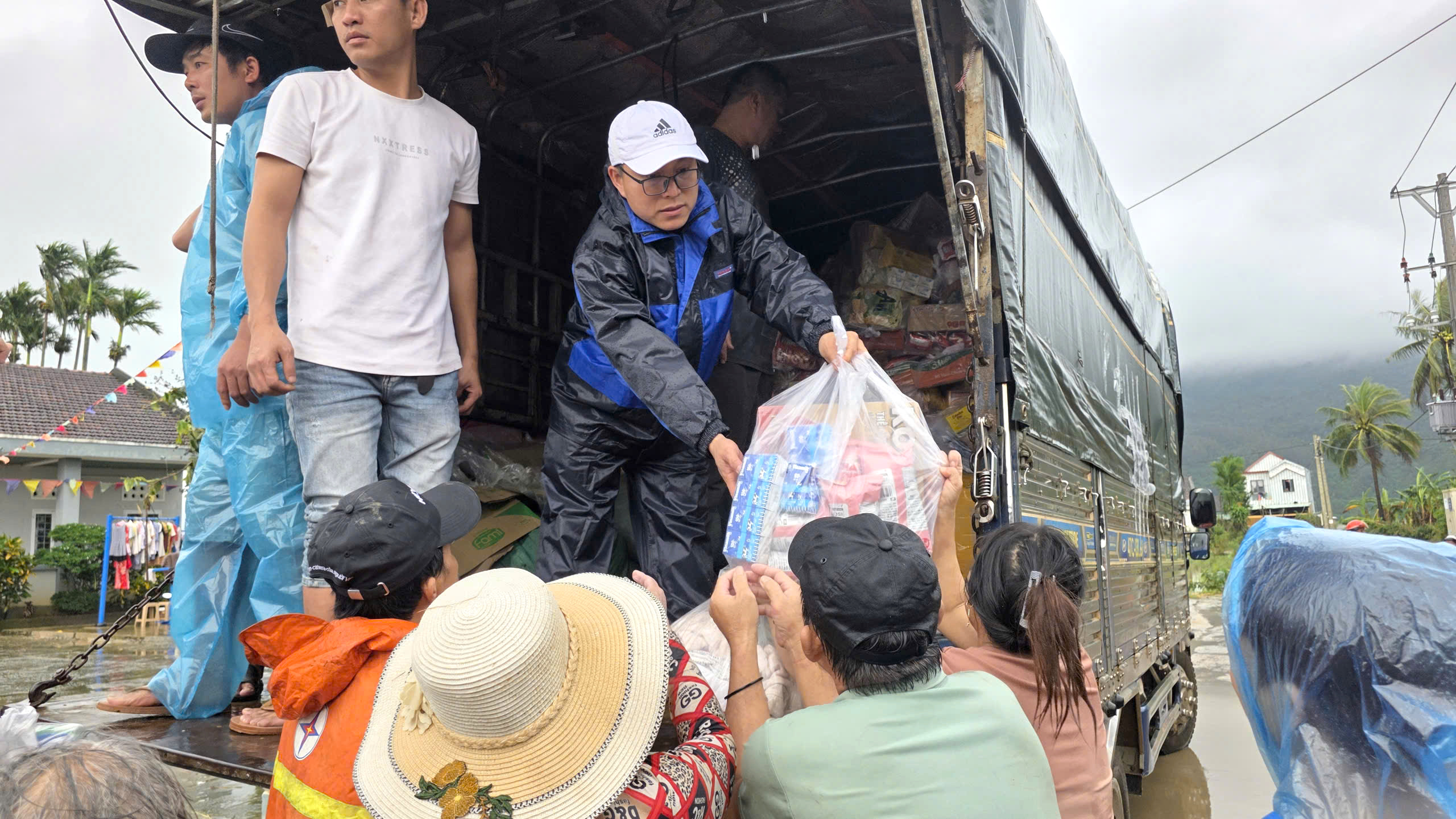 Đắk Lắk: X&oacute;t xa cảnh người d&acirc;n rốn lũ H&ograve;a Thịnh với tay nhận h&agrave;ng cứu trợ- Ảnh 13.