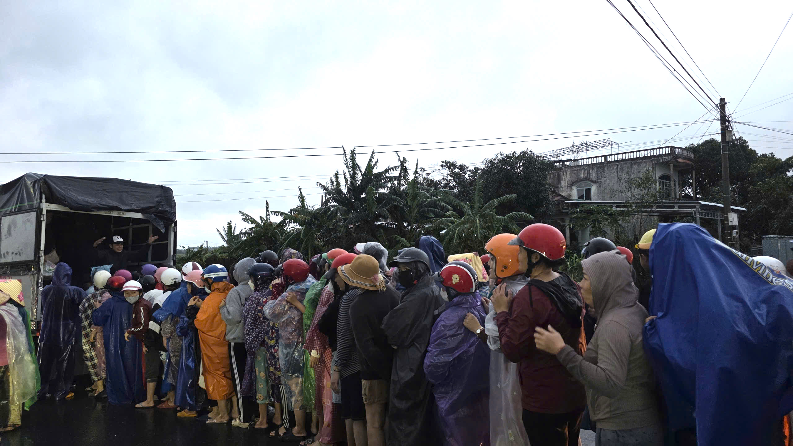 Đắk Lắk: X&oacute;t xa cảnh người d&acirc;n rốn lũ H&ograve;a Thịnh với tay nhận h&agrave;ng cứu trợ- Ảnh 4.