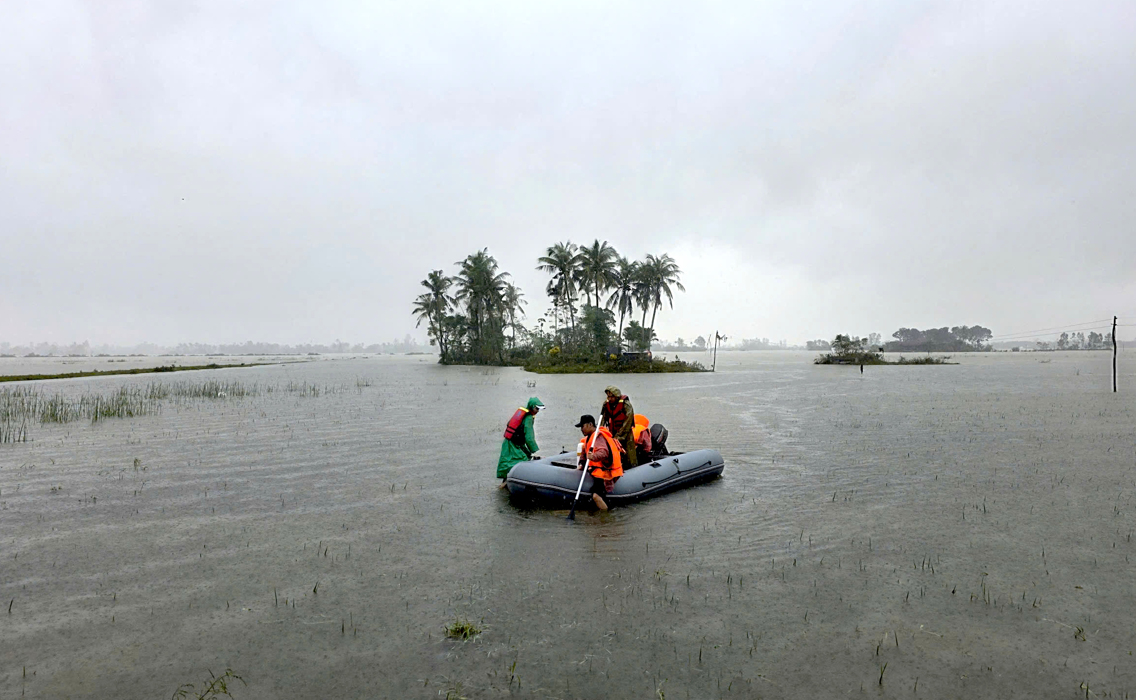 Đắk Lắk: X&oacute;t xa cảnh người d&acirc;n rốn lũ H&ograve;a Thịnh với tay nhận h&agrave;ng cứu trợ- Ảnh 2.