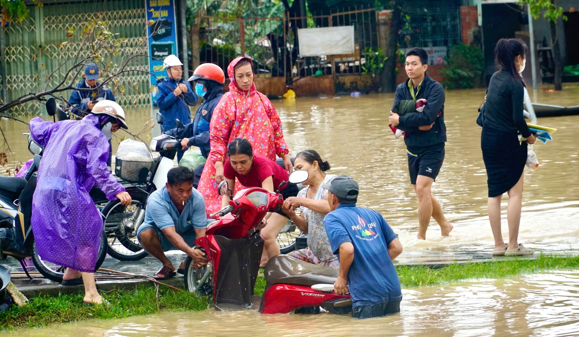 Mưa lũ lịch sử tại miền Trung: H&agrave;ng cứu trợ quốc tế đến với b&agrave; con tỉnh Gia Lai, Đắk Lắk- Ảnh 16.