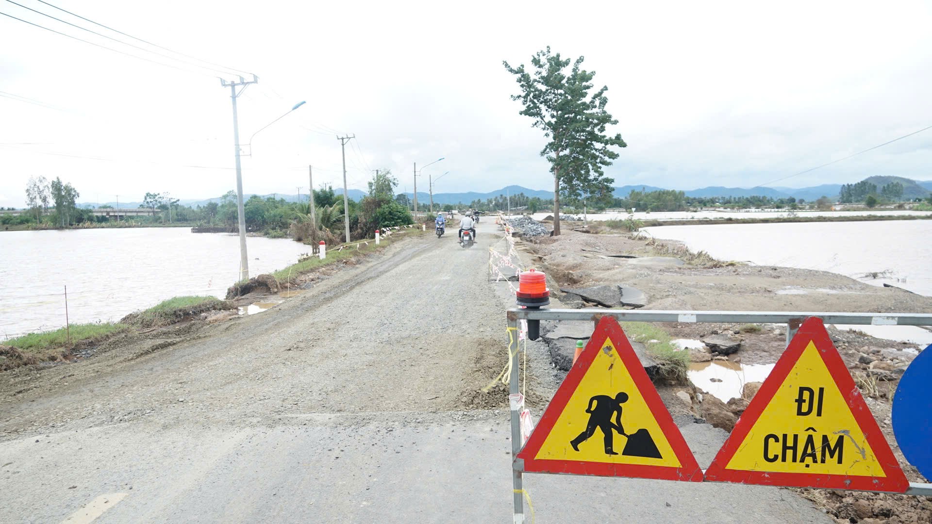 Mưa lũ lịch sử tại miền Trung: H&agrave;ng cứu trợ quốc tế đến với b&agrave; con tỉnh Gia Lai, Đắk Lắk- Ảnh 14.