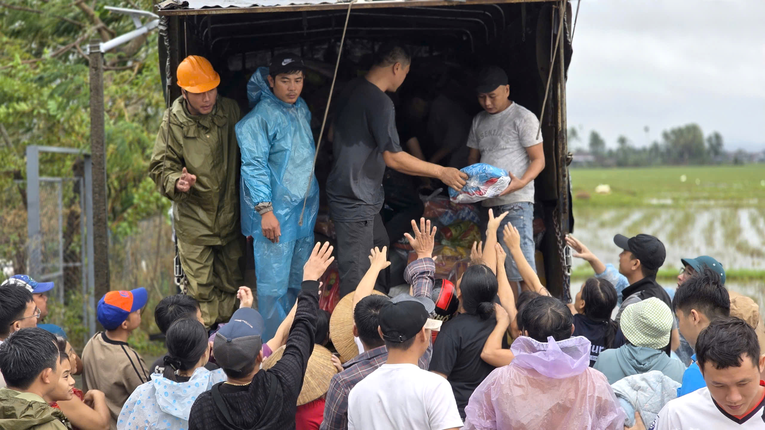 Đắk Lắk: X&oacute;t xa cảnh người d&acirc;n rốn lũ H&ograve;a Thịnh với tay nhận h&agrave;ng cứu trợ- Ảnh 6.