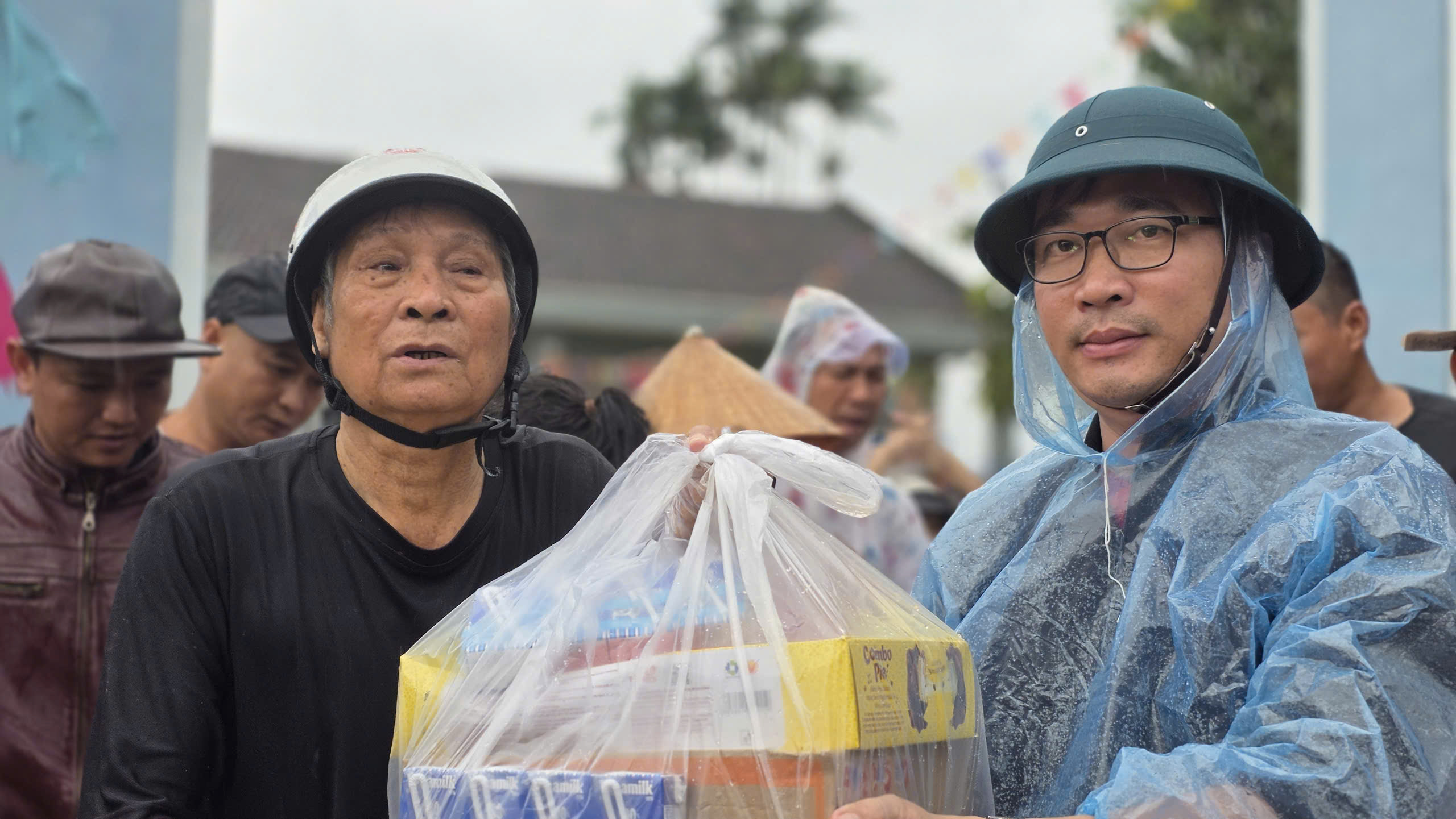 Đắk Lắk: X&oacute;t xa cảnh người d&acirc;n rốn lũ H&ograve;a Thịnh với tay nhận h&agrave;ng cứu trợ- Ảnh 14.