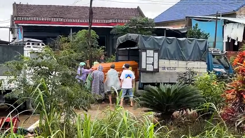 Đắk Lắk: X&oacute;t xa cảnh người d&acirc;n rốn lũ H&ograve;a Thịnh với tay nhận h&agrave;ng cứu trợ- Ảnh 8.