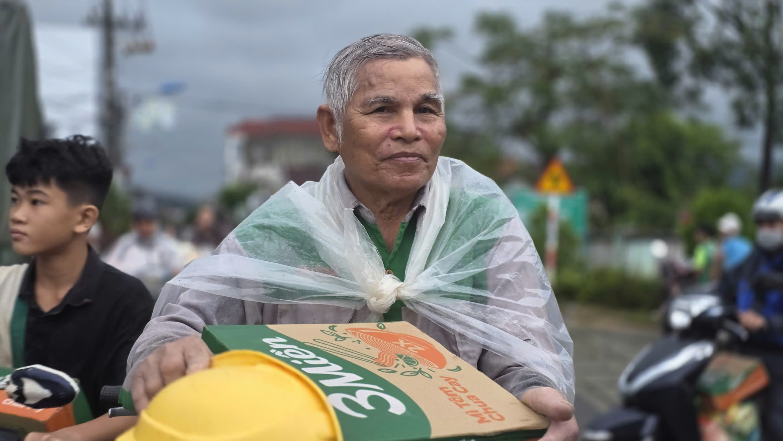 Đắk Lắk: X&oacute;t xa cảnh người d&acirc;n rốn lũ H&ograve;a Thịnh với tay nhận h&agrave;ng cứu trợ- Ảnh 10.