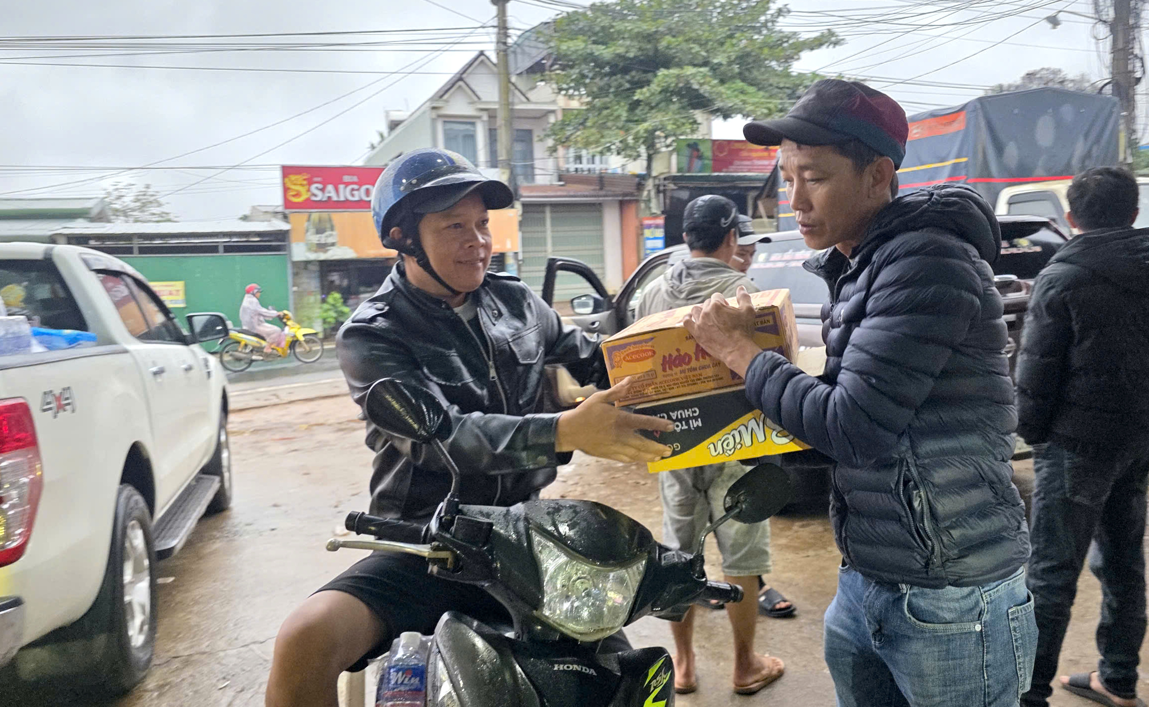 Người d&acirc;n x&atilde; Kr&ocirc;ng Pắc, Đắk Lắk g&oacute;p nhu yếu phẩm, hướng về t&acirc;m lũ- Ảnh 2.