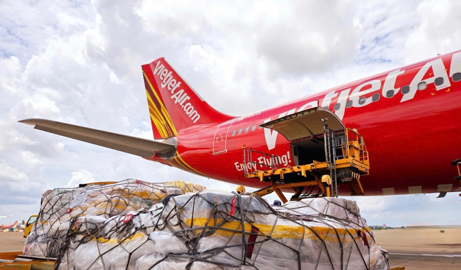 Hướng về miền Trung: Vietjet hỗ trợ đi lại an to&agrave;n, tiếp sức tuyến đầu cứu trợ- Ảnh 1.