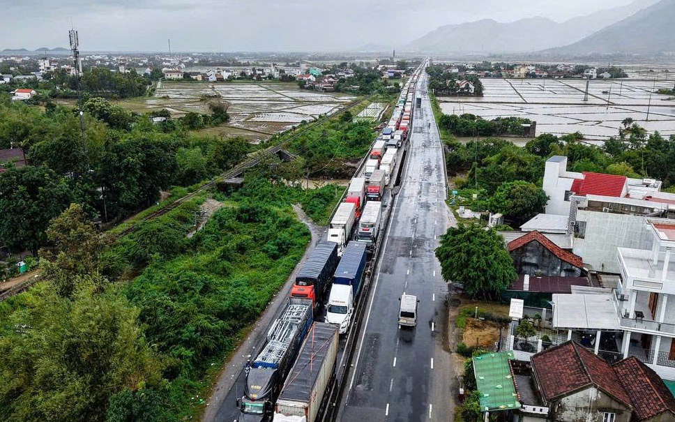 Điều phối giao th&ocirc;ng qua hầm Đ&egrave;o Cả bảo đảm an to&agrave;n trong m&ugrave;a mưa lũ