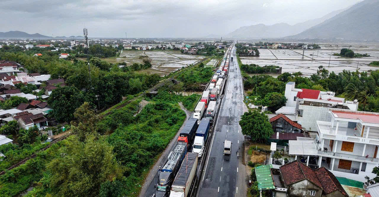 Điều phối giao th&ocirc;ng qua hầm Đ&egrave;o Cả bảo đảm an to&agrave;n trong m&ugrave;a mưa lũ- Ảnh 1.