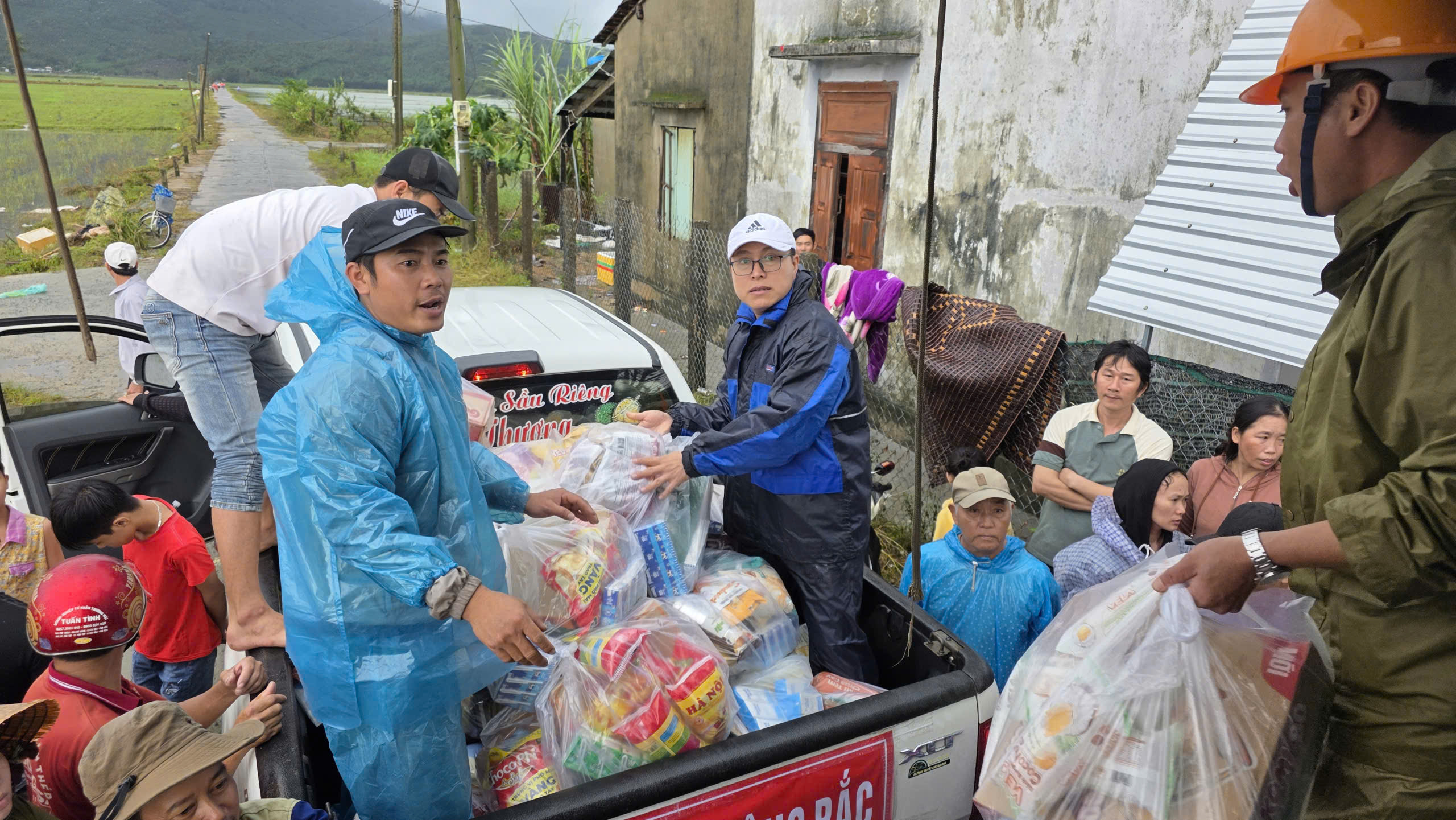 Đắk Lắk: X&oacute;t xa cảnh người d&acirc;n rốn lũ H&ograve;a Thịnh với tay nhận h&agrave;ng cứu trợ- Ảnh 11.