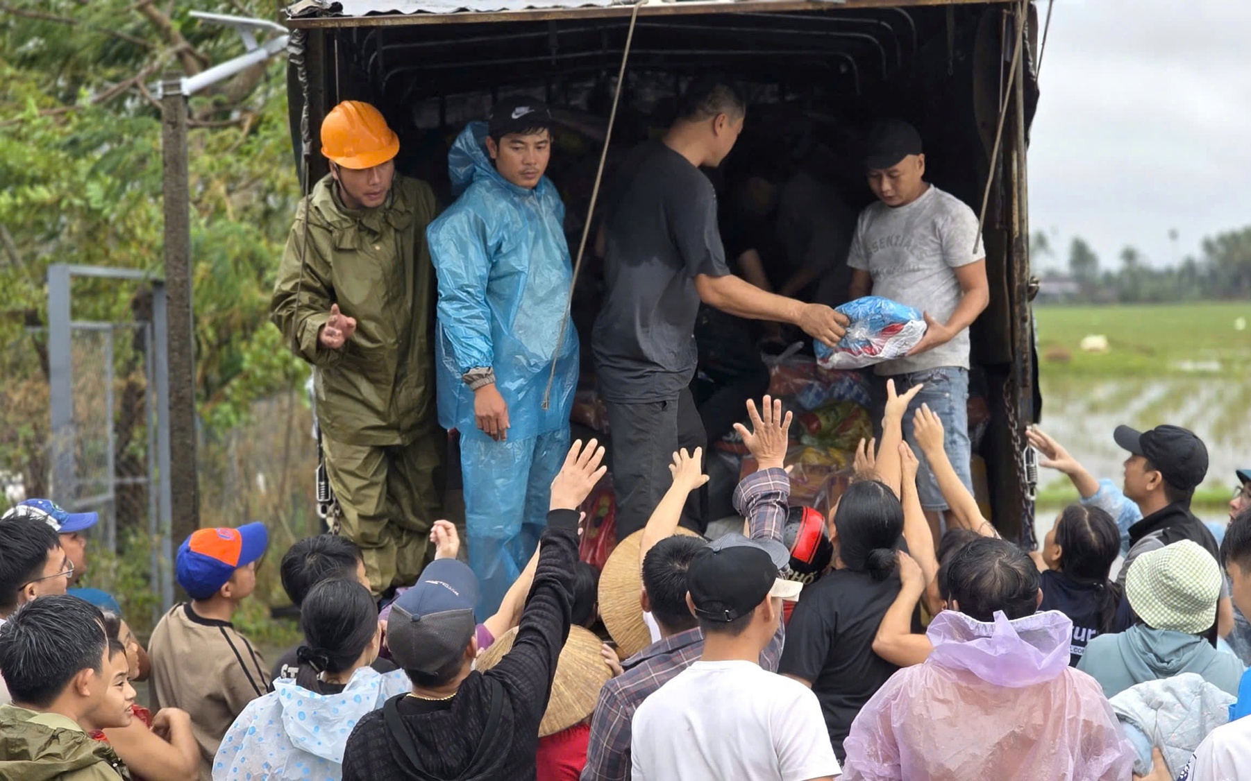 Đắk Lắk: X&oacute;t xa cảnh người d&acirc;n rốn lũ H&ograve;a Thịnh với tay nhận h&agrave;ng cứu trợ