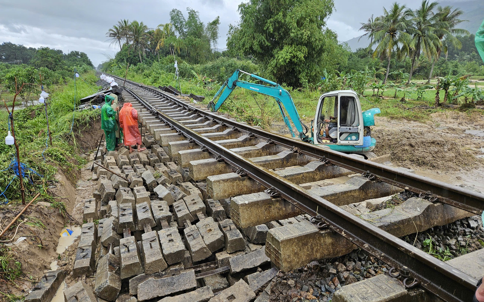 Đường sắt Trung Bộ hư hại nặng: Nhiều đoạn mất nền, ray bị treo sau mưa lũ