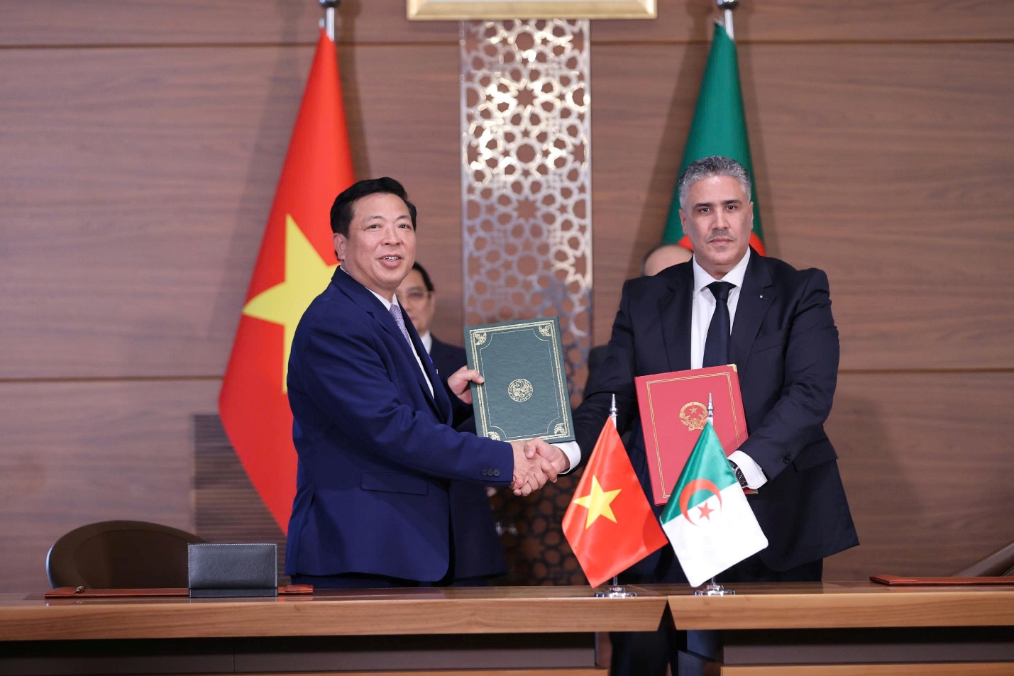 Minister Tran Hong Minh signs two key cooperation documents to deepen Vietnam&ndash;Algeria ties- Ảnh 1.