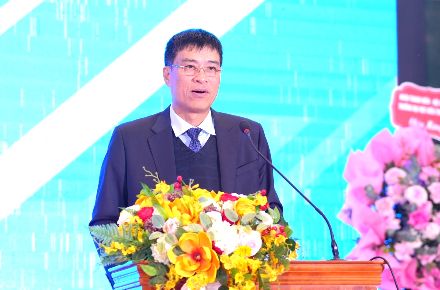 Deputy Minister Pham Minh Ha urges HAU to speed up training reforms- Ảnh 1.