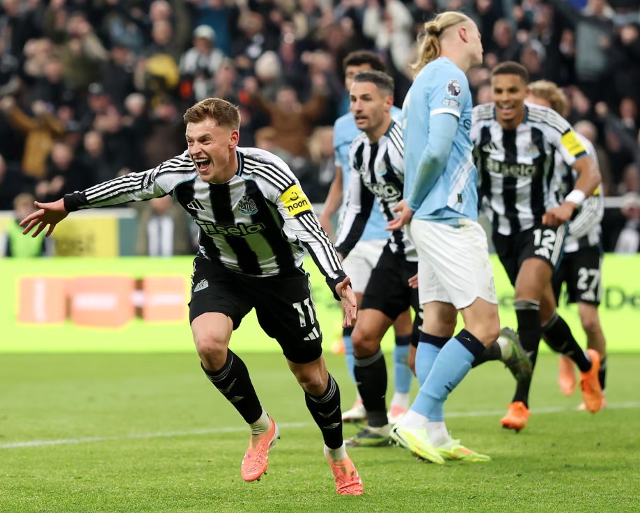 Harvey Barnes&nbsp;lập c&uacute; đ&uacute;p, Newcastle thắng kịch t&iacute;nh Man City- Ảnh 2.