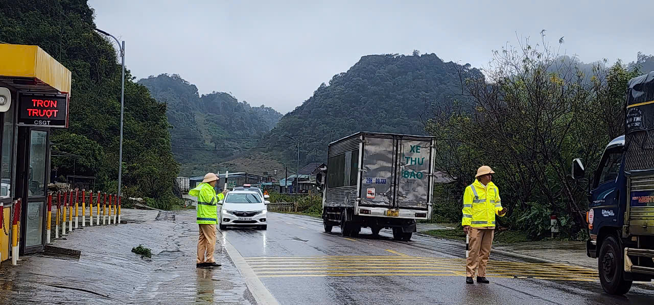 Mưa nhiều, sương m&ugrave; d&agrave;y, CSGT Sơn La tăng cường tuần tra, xử nghi&ecirc;m vi phạm tr&ecirc;n quốc lộ 6- Ảnh 7.