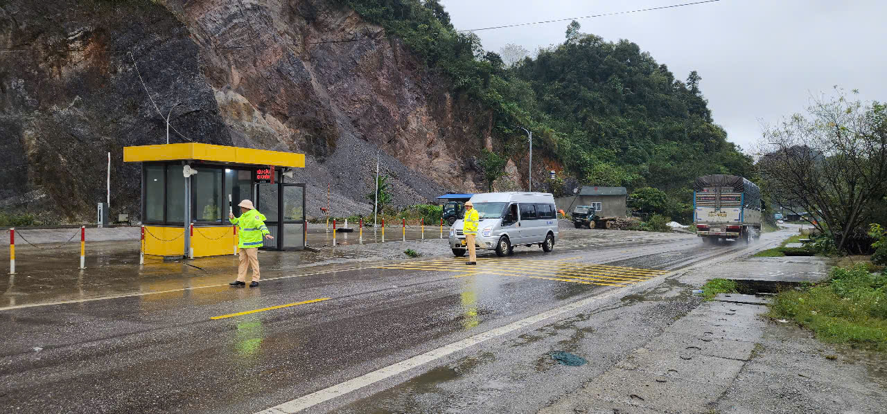 Mưa nhiều, sương m&ugrave; d&agrave;y, CSGT Sơn La tăng cường tuần tra, xử nghi&ecirc;m vi phạm tr&ecirc;n quốc lộ 6- Ảnh 10.