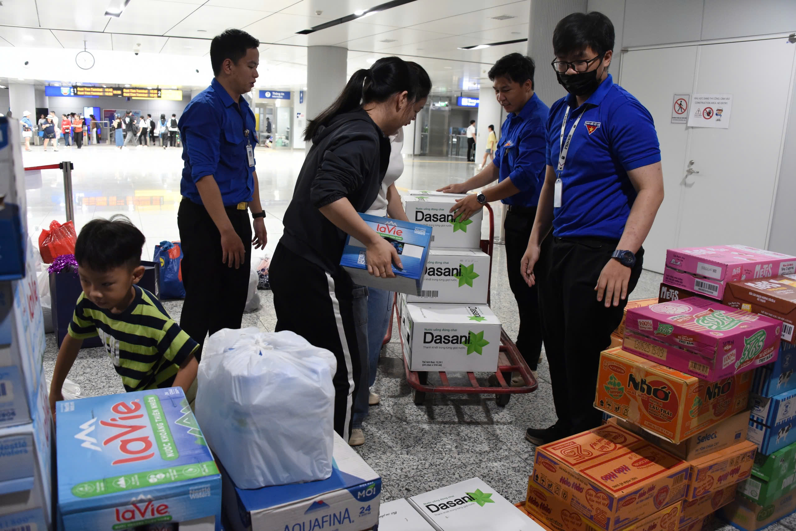 TP.HCM: C&aacute;c nh&agrave; ga metro trở th&agrave;nh điểm tiếp nhận h&agrave;ng h&oacute;a cứu trợ đồng b&agrave;o miền Trung- Ảnh 1.