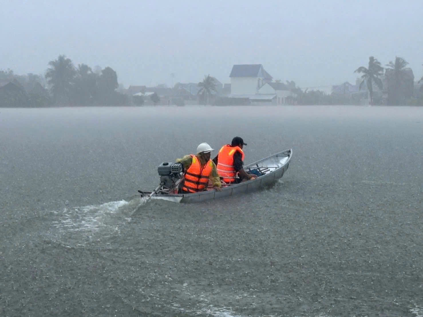 Mưa lũ lịch sử tại miền Trung: H&agrave;ng cứu trợ quốc tế đến với b&agrave; con tỉnh Gia Lai, Đắk Lắk- Ảnh 10.